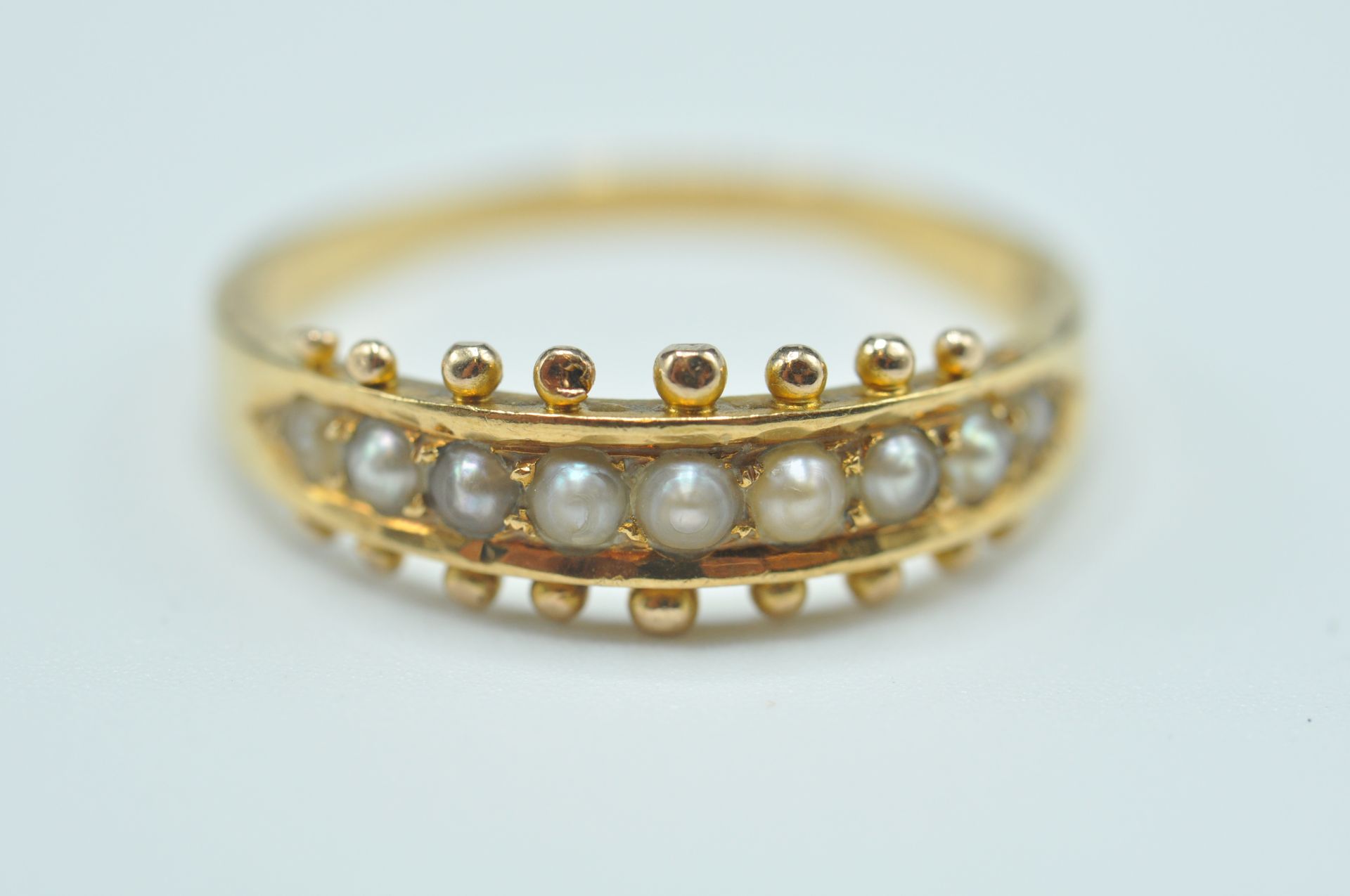 18CT GOLD AND HALF PEARL CHANNEL SET RING - Image 2 of 7