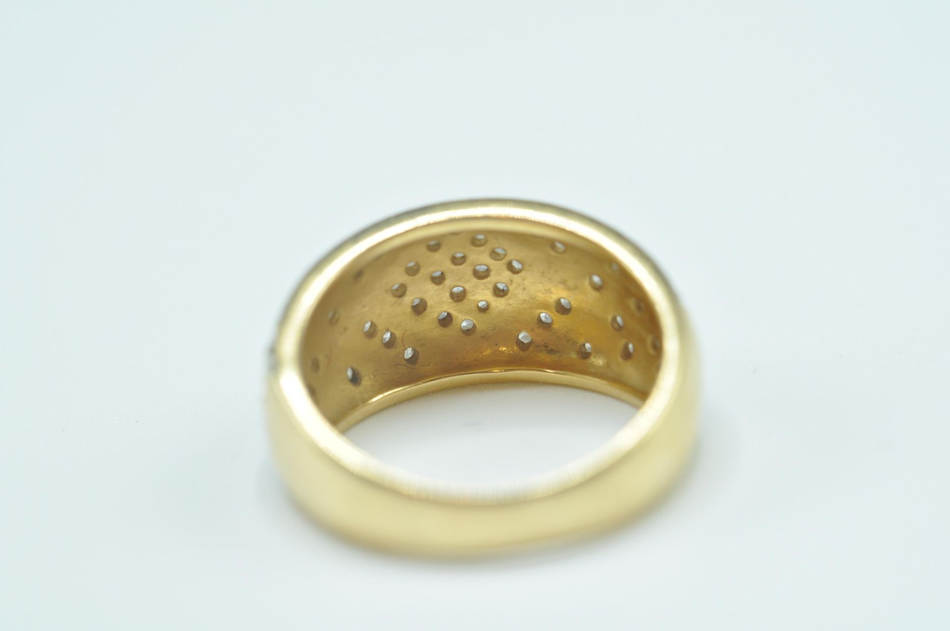 18CT GOLD AND DIAMOND DOME RING - Bild 5 aus 8