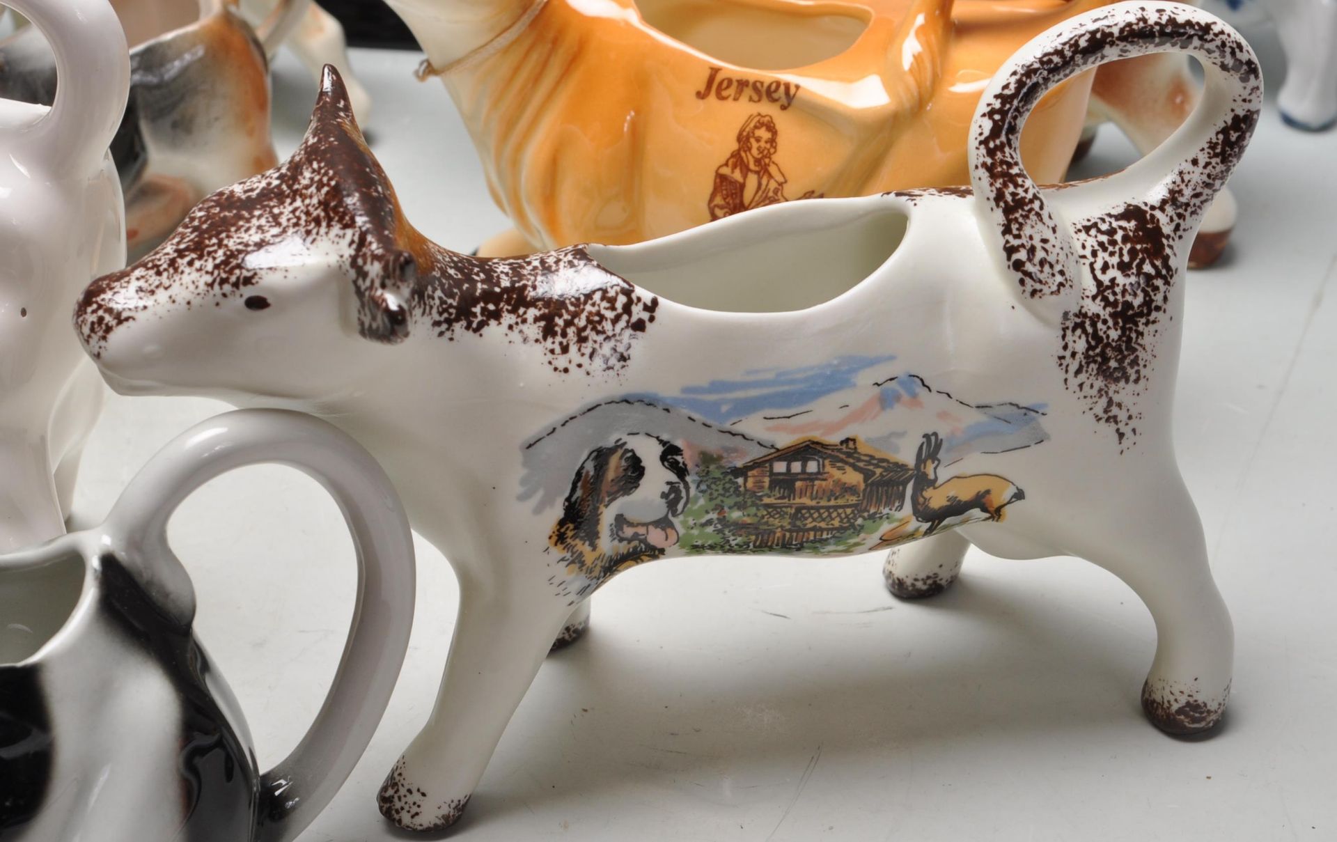 LARGE QUANTITY OF VINTAGE RETRO CERAMIC CREAMER JUGS IN A FORM OF COWS - Bild 10 aus 14