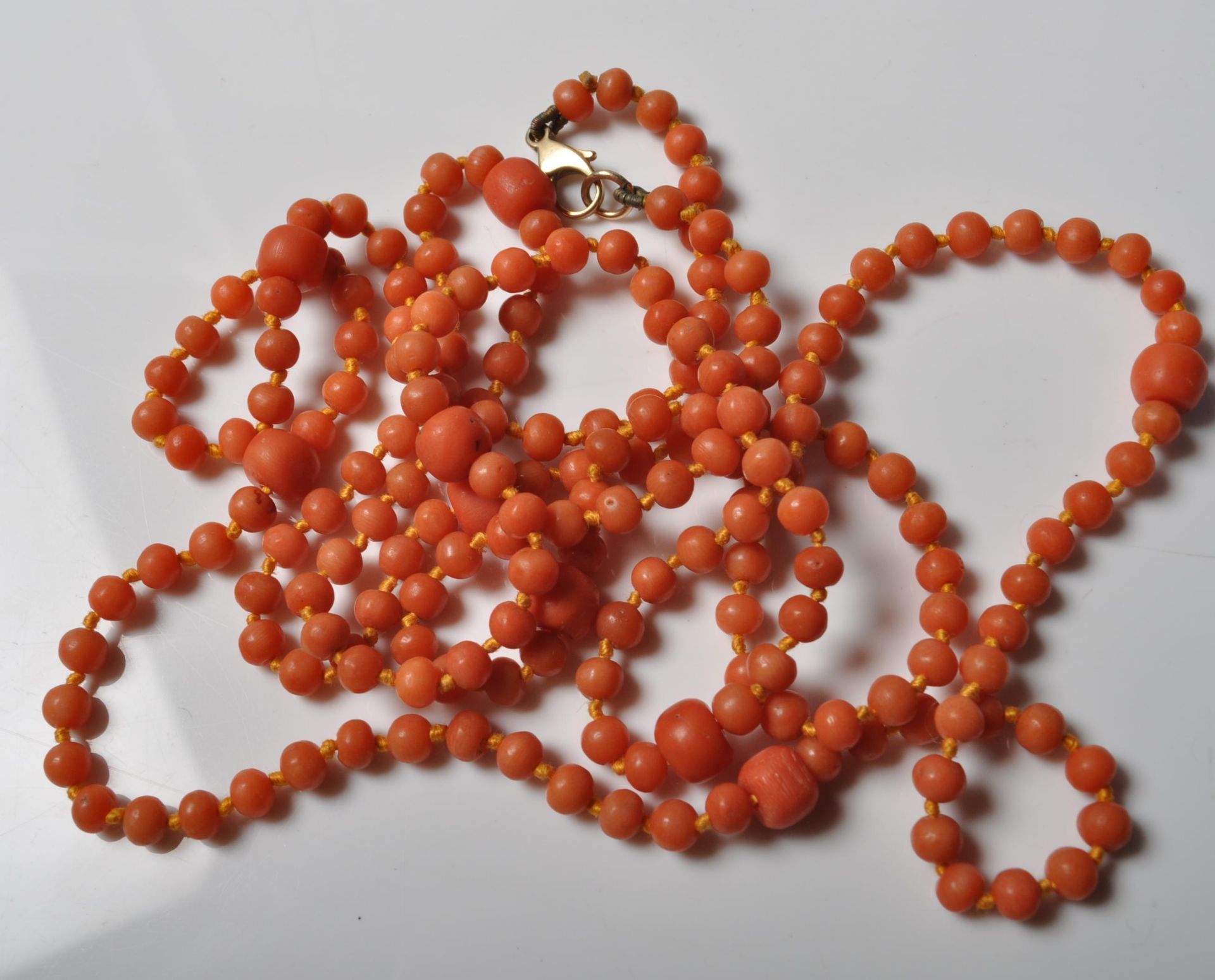 CORAL AND 9CT GOLD BEADED NECKLACE - Bild 2 aus 6