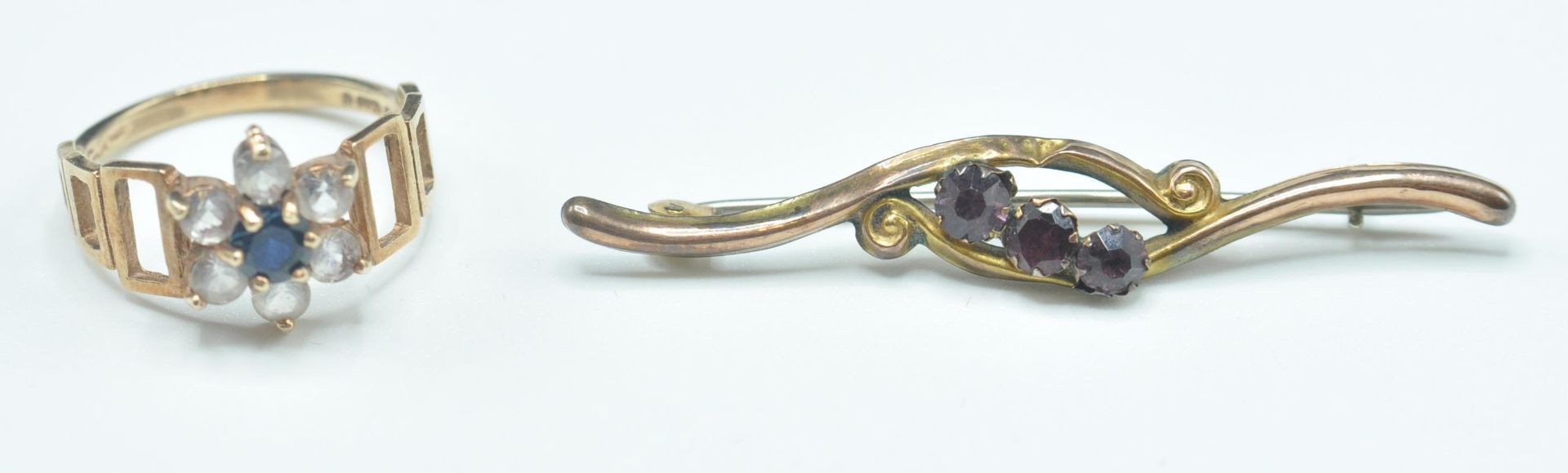 9CT GOLD AND BLUE STONE RING AND 9CT GOLD PURPLE STONE BROOCH