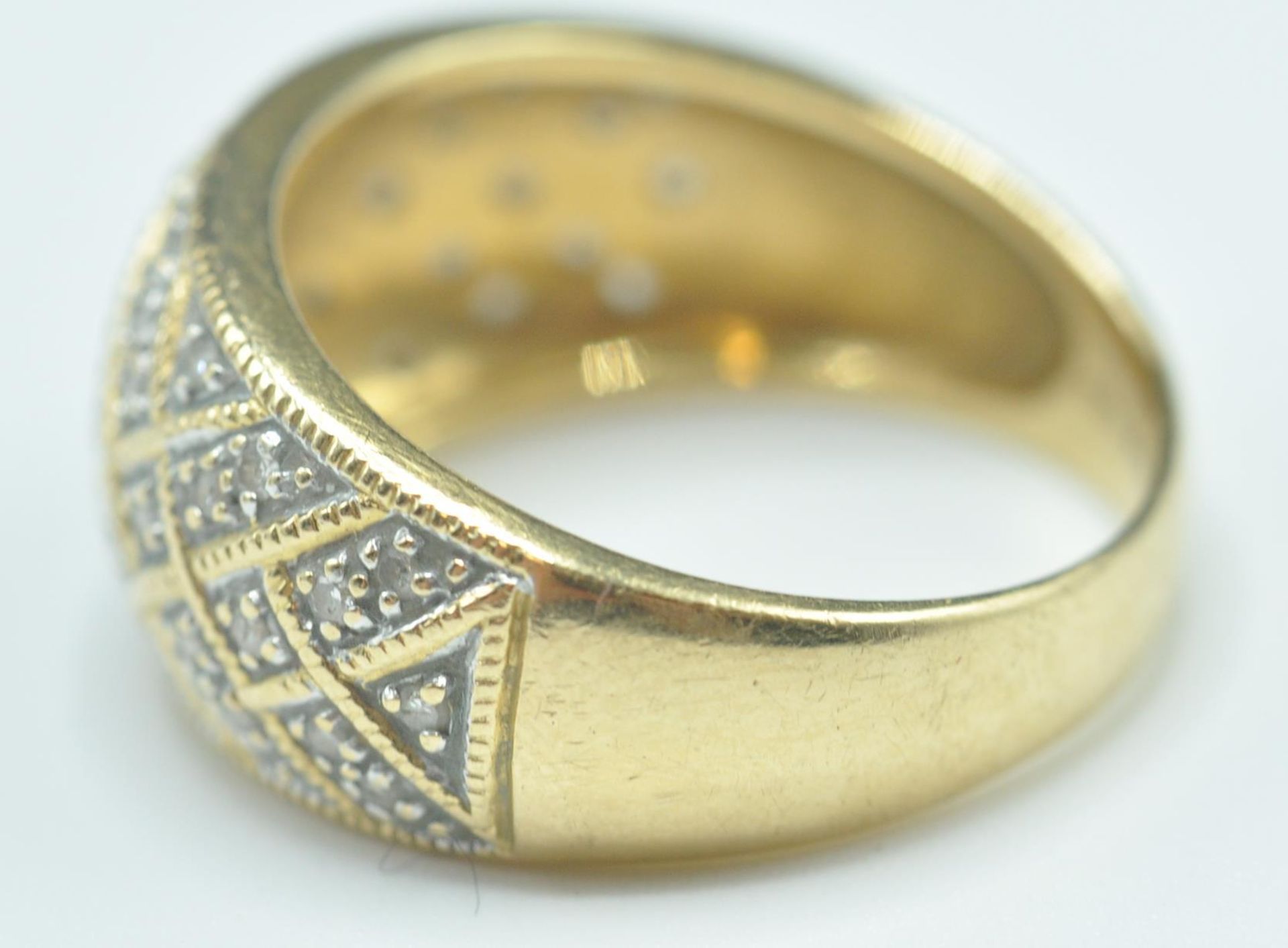 18CT GOLD AND DIAMOND DOME RING - Image 4 of 8