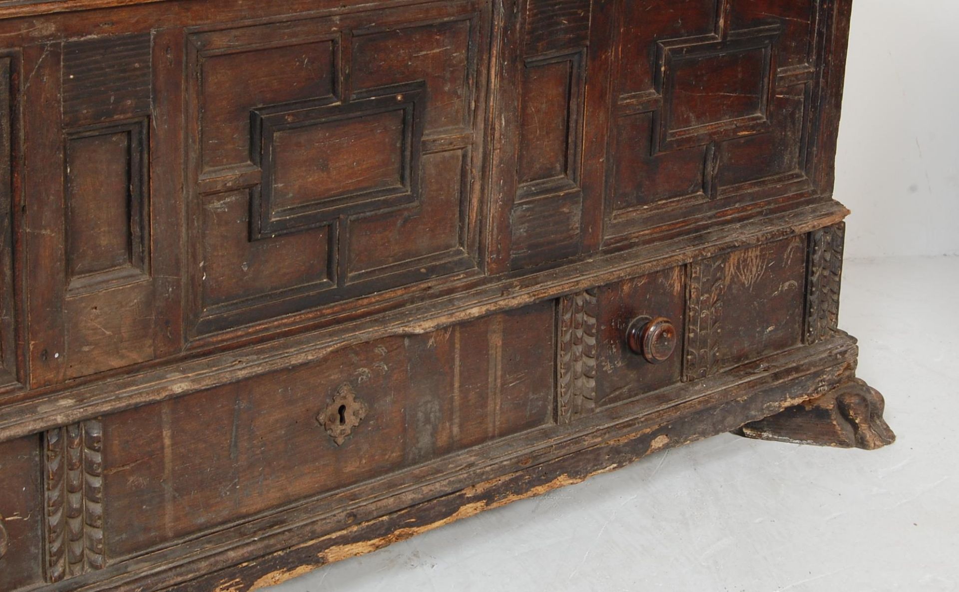 ANTIQUE 17TH CENTURY ITALIAN WALNUT CASSONE - Bild 4 aus 8