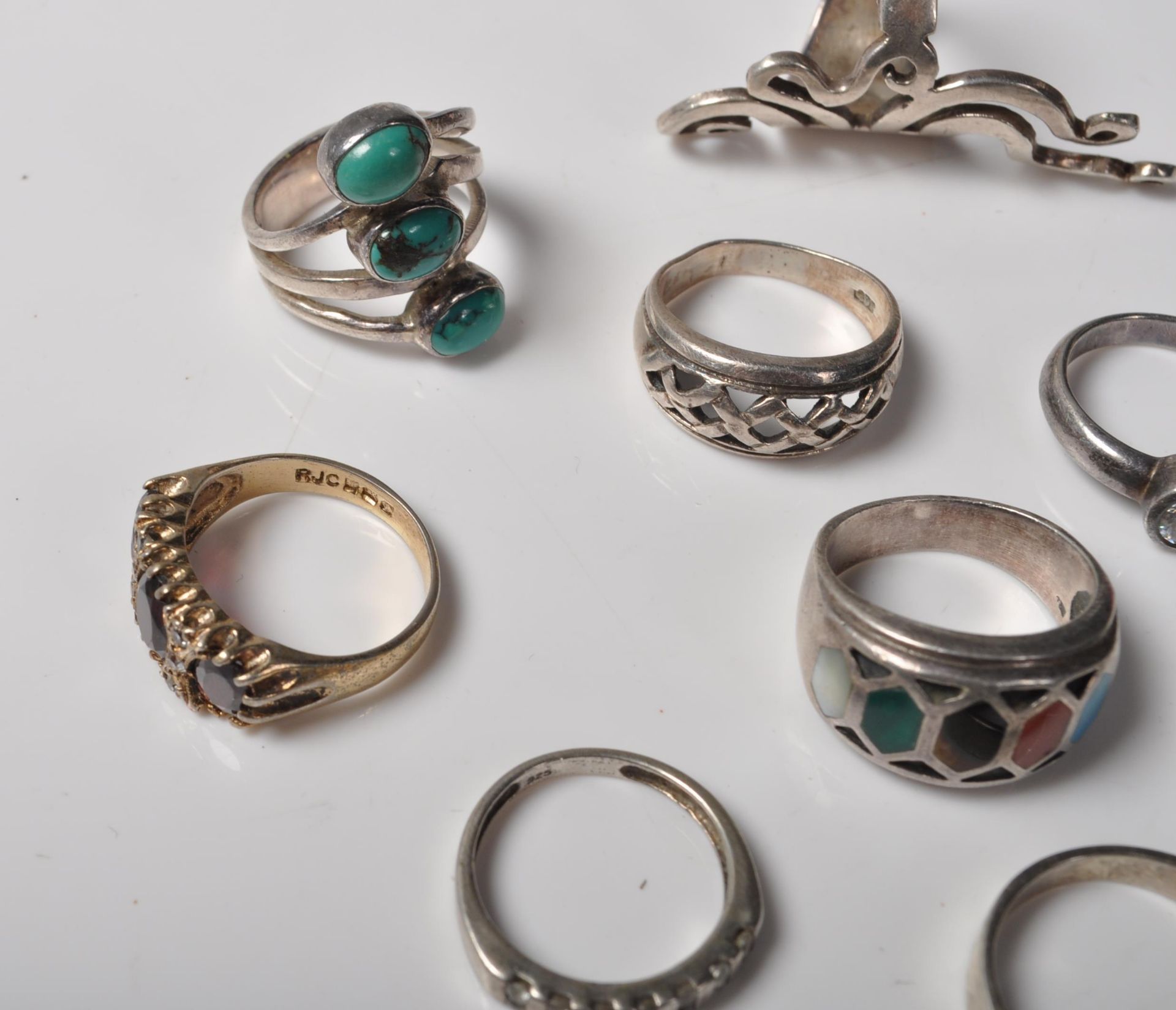 NINE MIXED CONTEMPORARY SILVER RINGS - Bild 7 aus 8