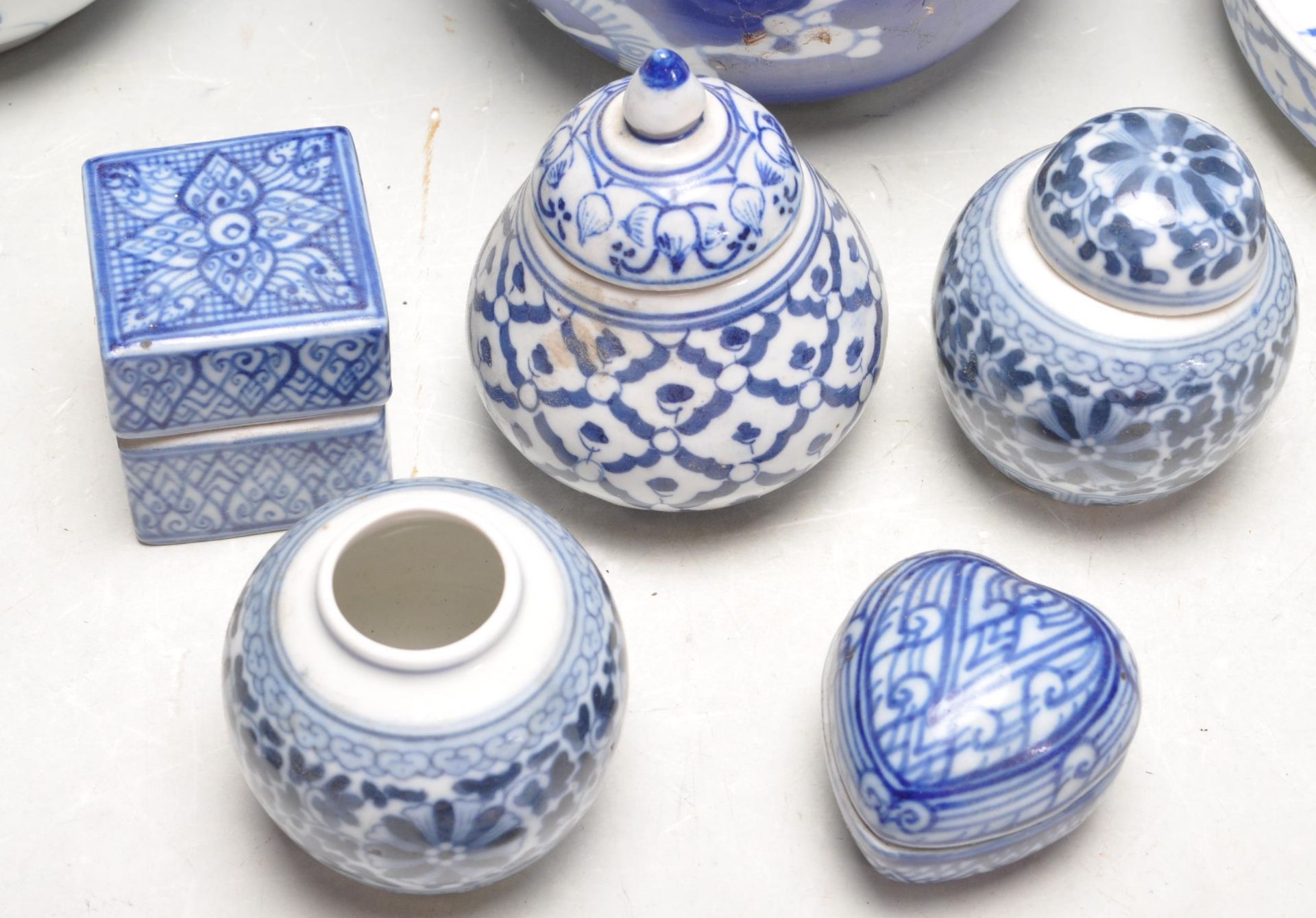 COLLECTION OF ANTIQUE CHINESE BLUE AND WHITE CERAMICS - Bild 8 aus 11