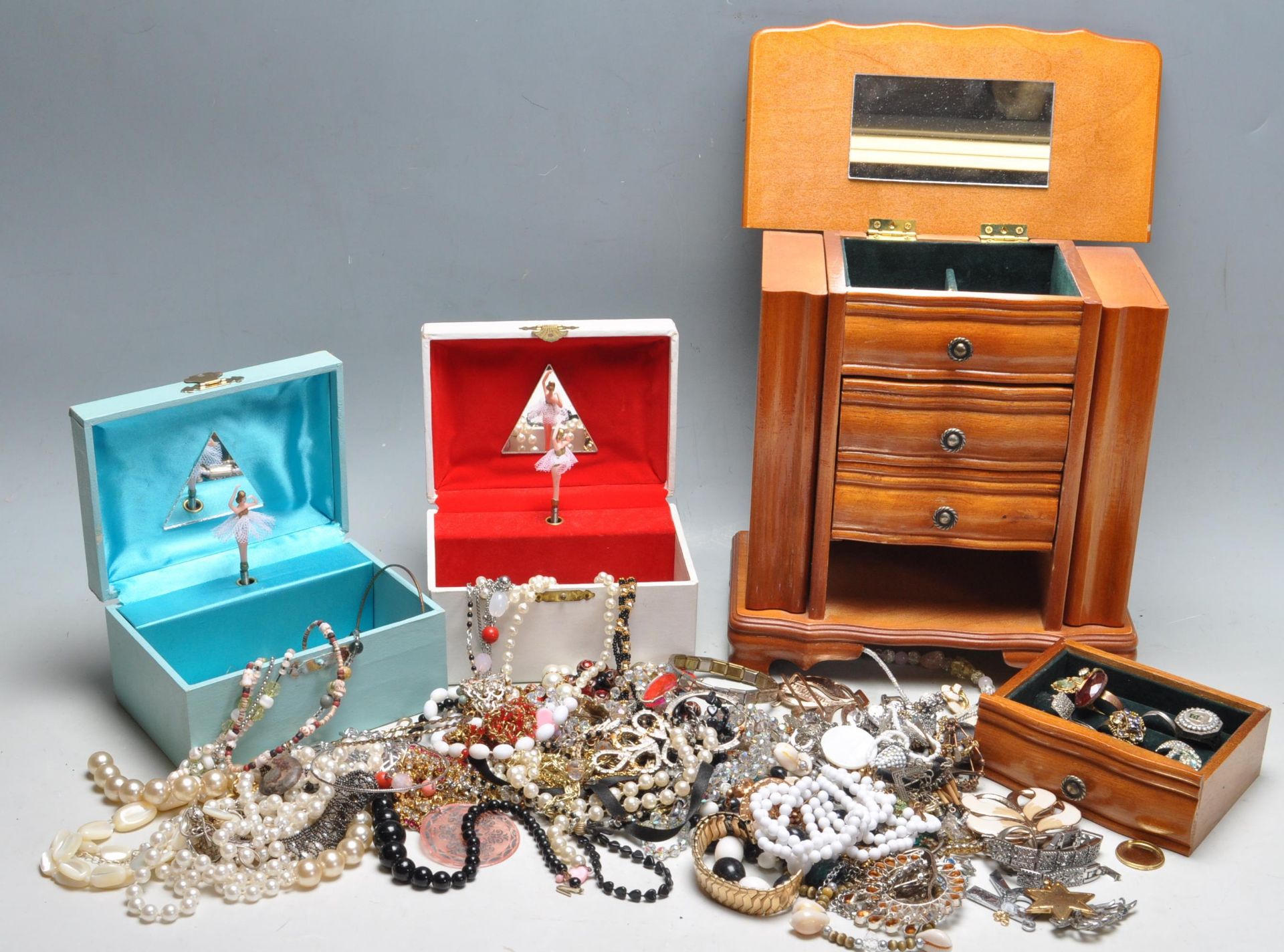 COLLECTION OF VINTAGE COSTUME JEWELLERY