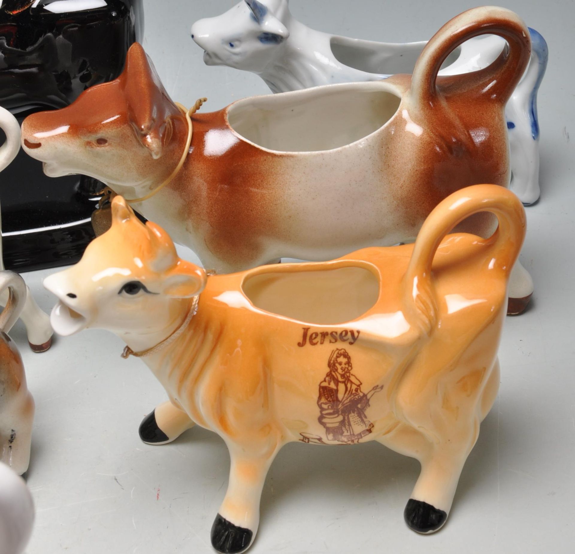 LARGE QUANTITY OF VINTAGE RETRO CERAMIC CREAMER JUGS IN A FORM OF COWS - Bild 11 aus 14