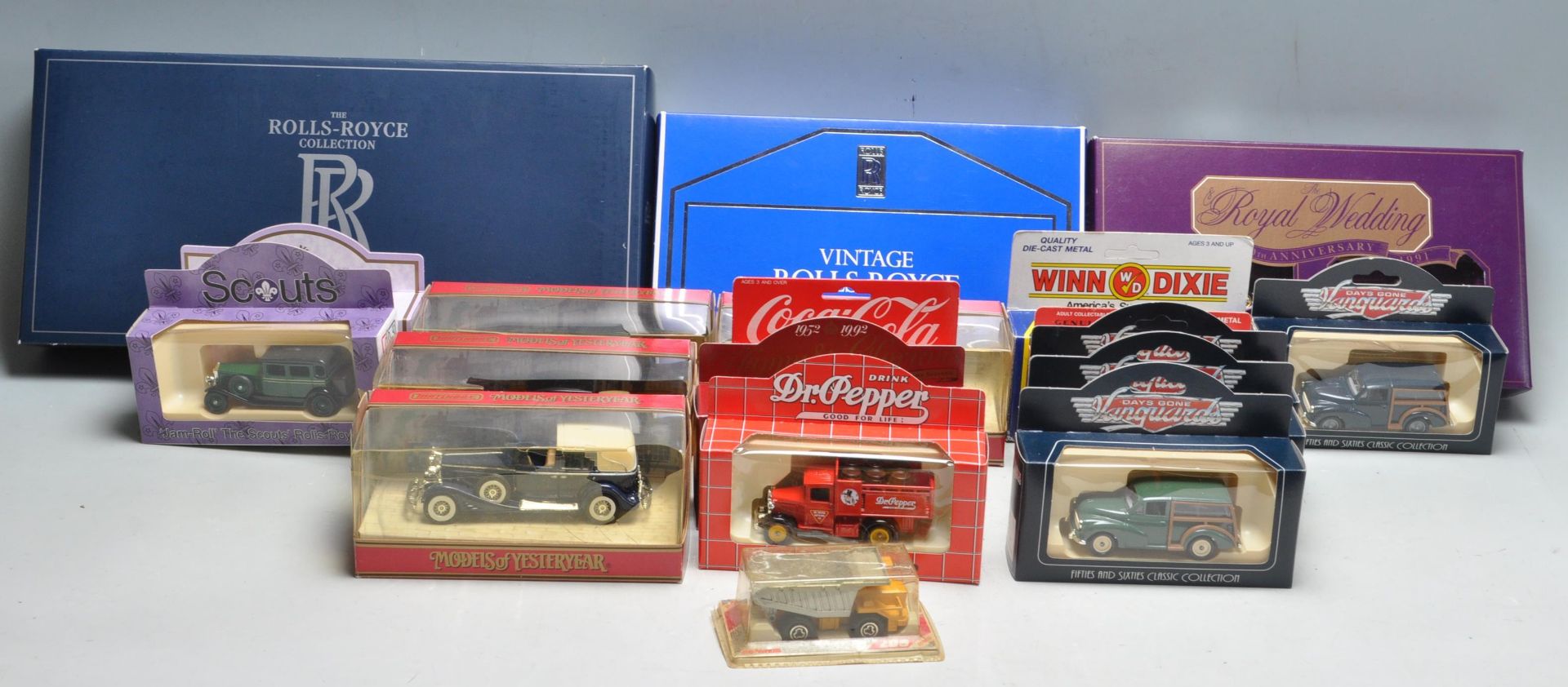 LARGE COLLECTION OF ASSORTED DIECAST MODEL VEHICLES