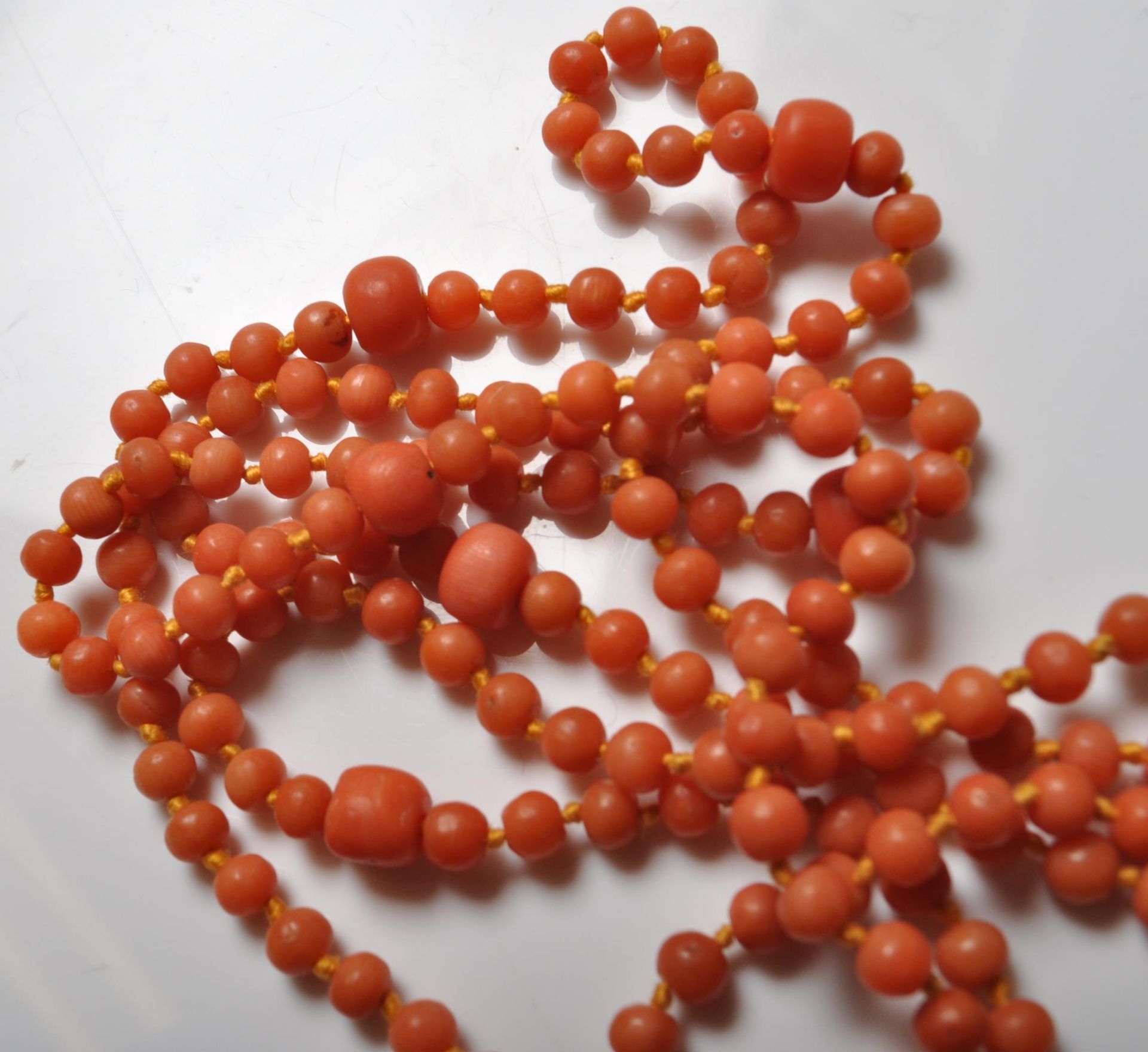 CORAL AND 9CT GOLD BEADED NECKLACE - Bild 3 aus 6