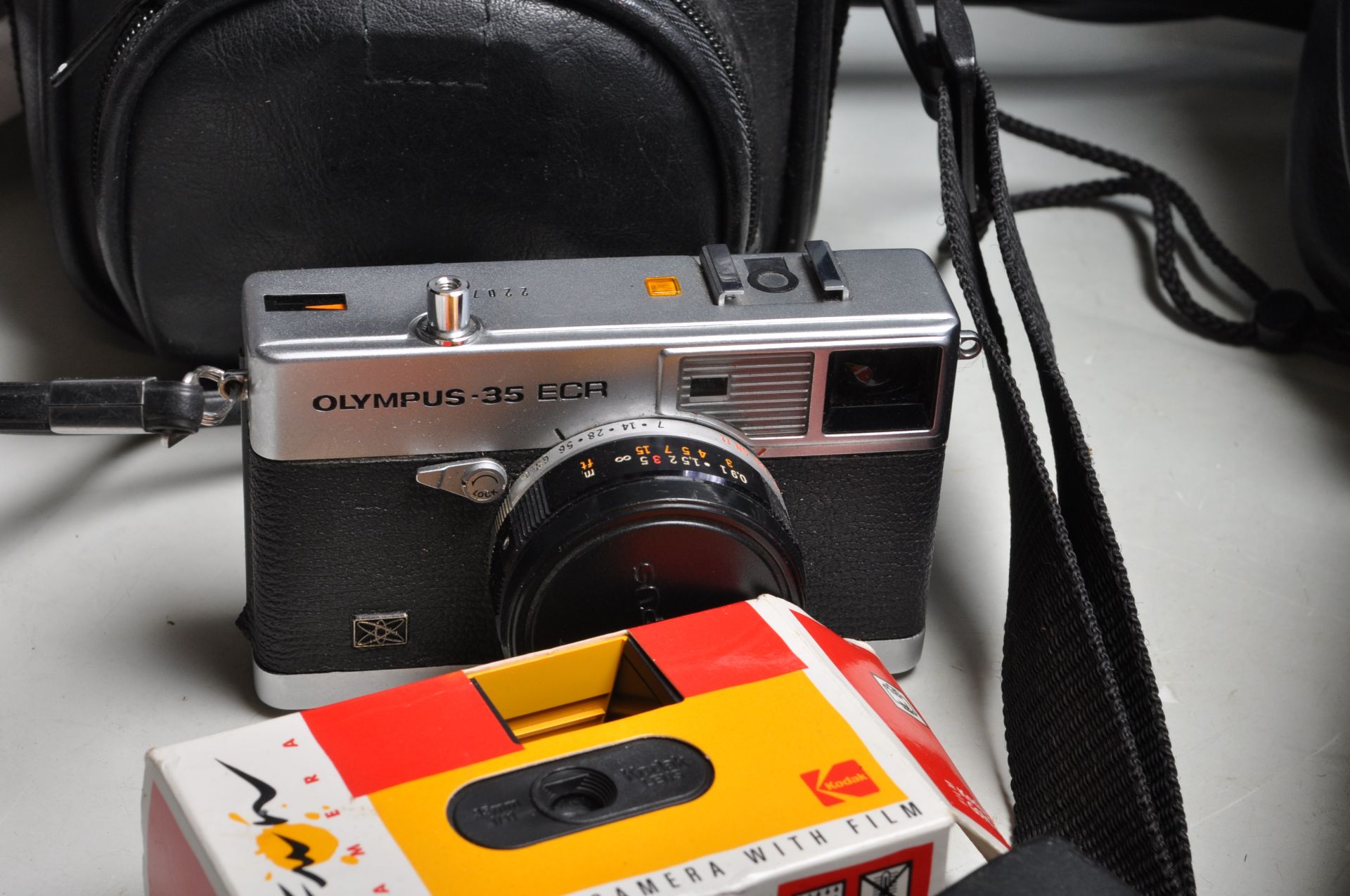 COLLECITON OF VINTAGE CAMERAS INCLUDING POLAROID - Bild 13 aus 17