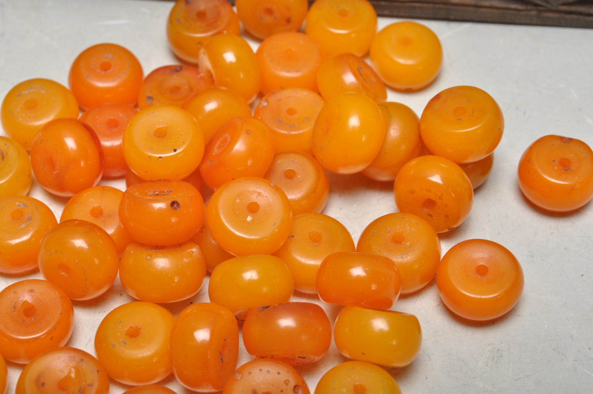 GROUP OF VINTAGE AMBER COLOURED BEADS - Bild 3 aus 4