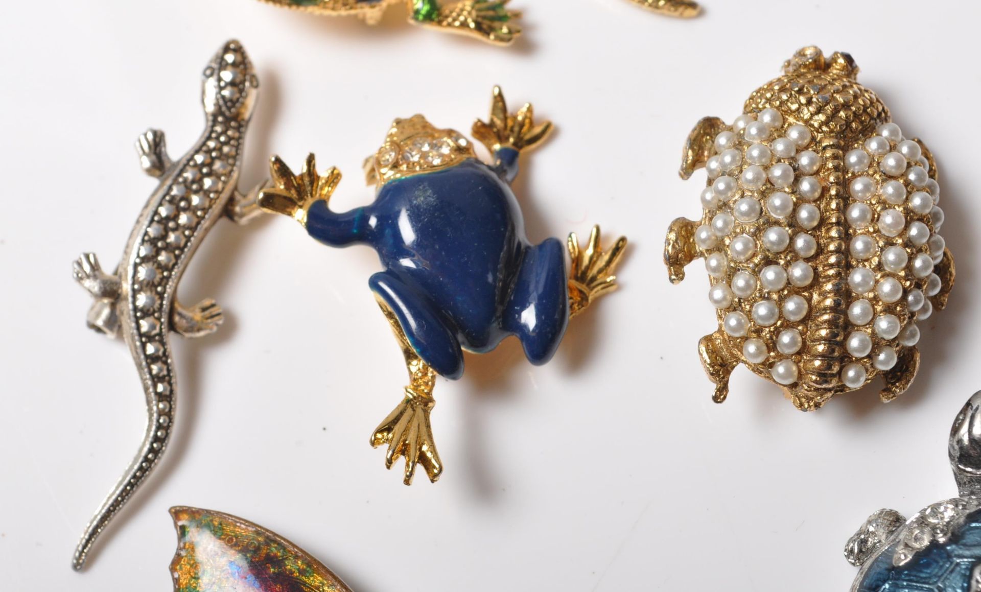 COLLECTION OF VINTAGE ANIMAL BROOCHES - Bild 3 aus 8