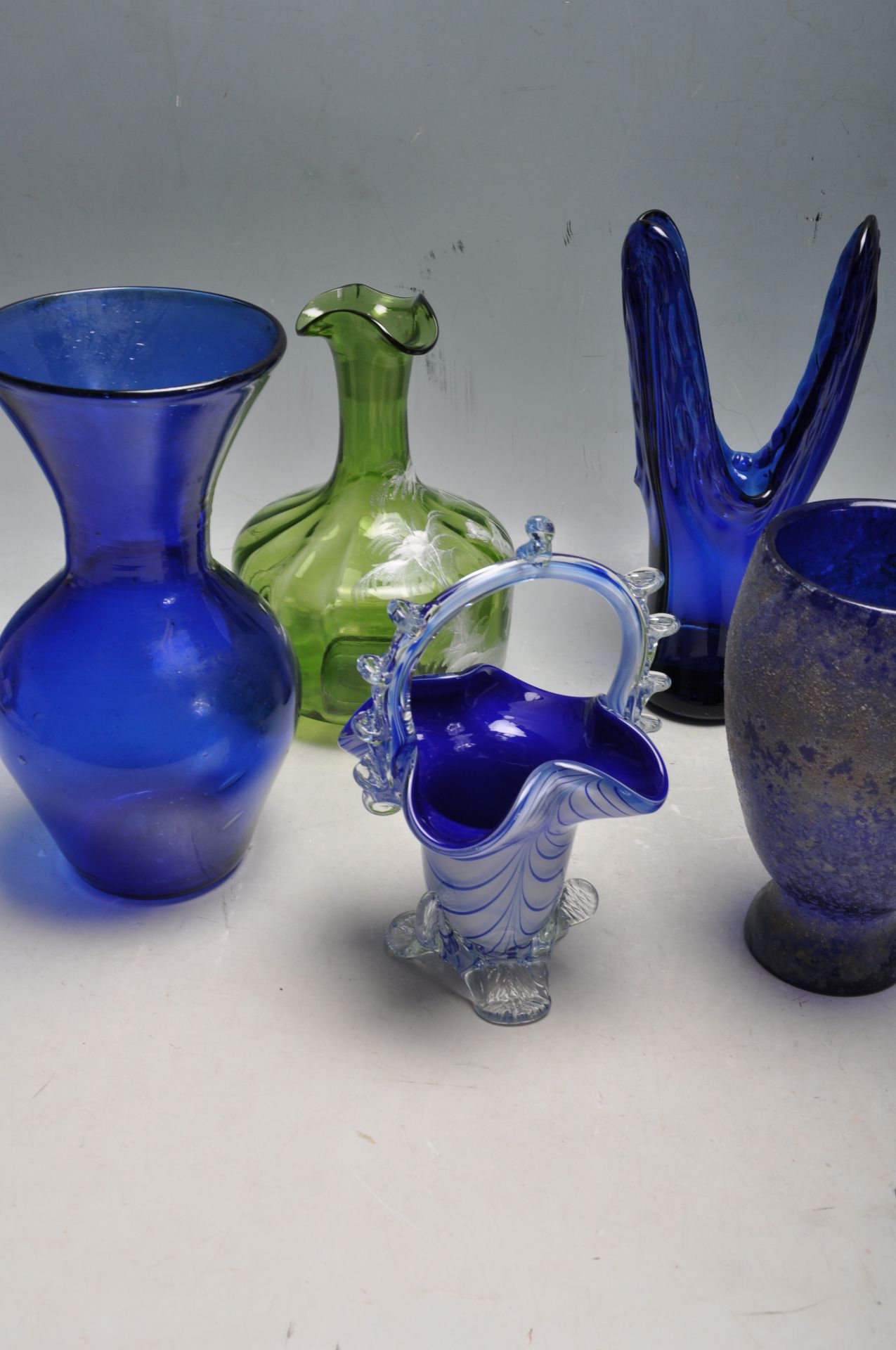 19TH CENTURY VICTORIAN AND 20TH CENTURY HAND-BLOWN COLOURED GLASS VASES - Image 6 of 9