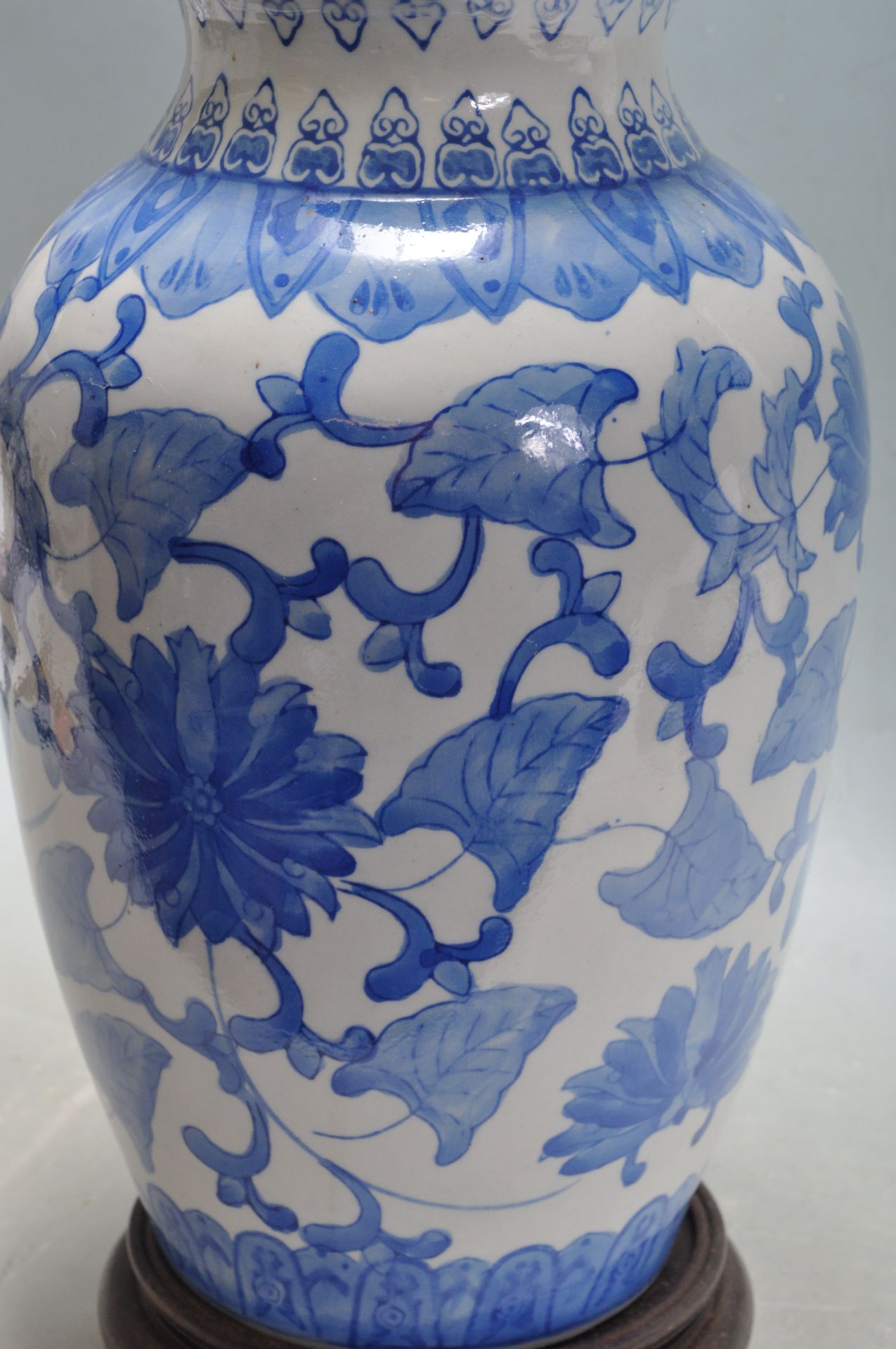 20TH CENTURY CHINE ORIENTAL BLUE AND WHITE TABLE LAMP - Bild 6 aus 6