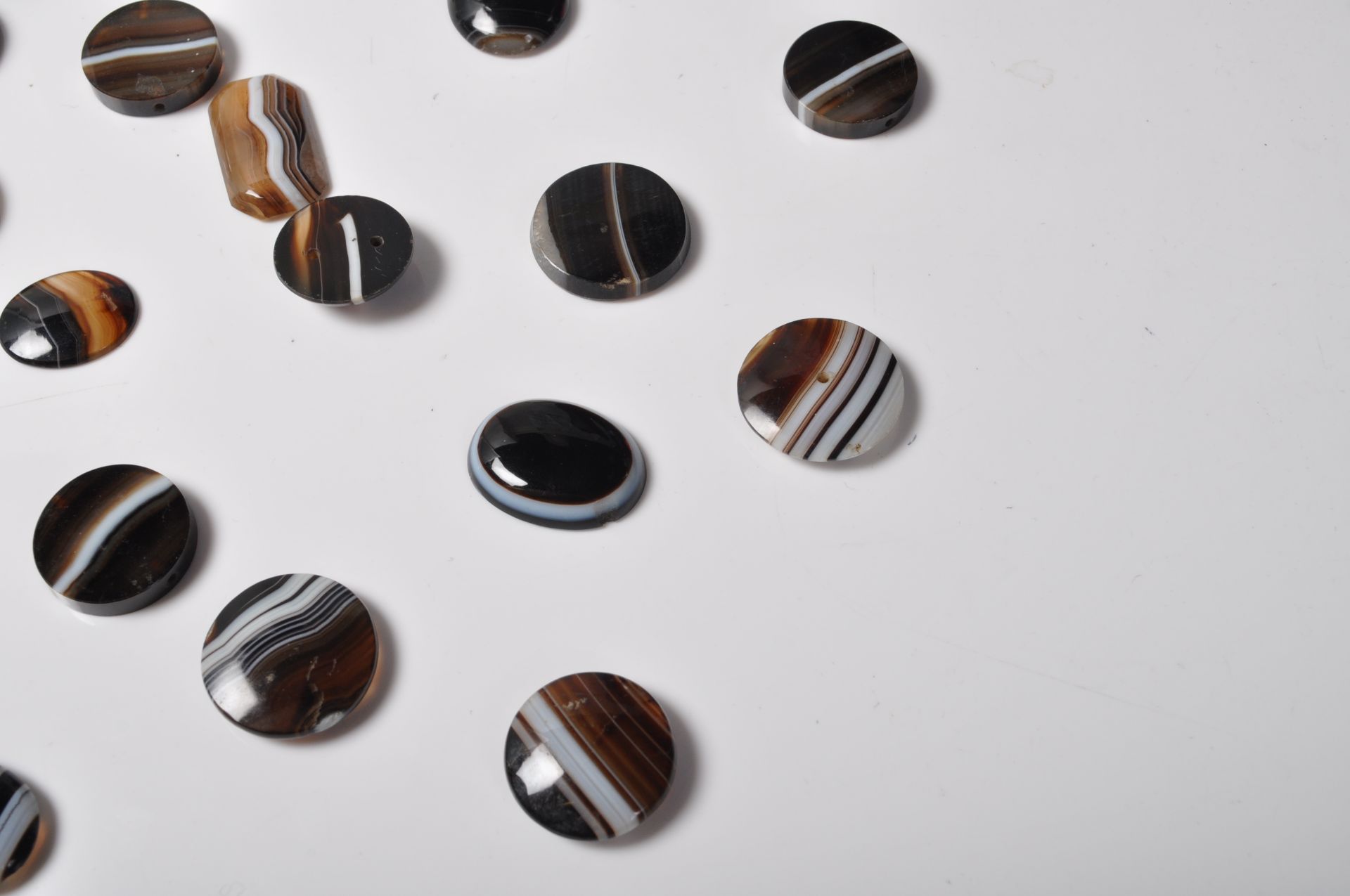 TWENTY FIVE VICTORIAN BANDED AGATE STONES - Bild 6 aus 6