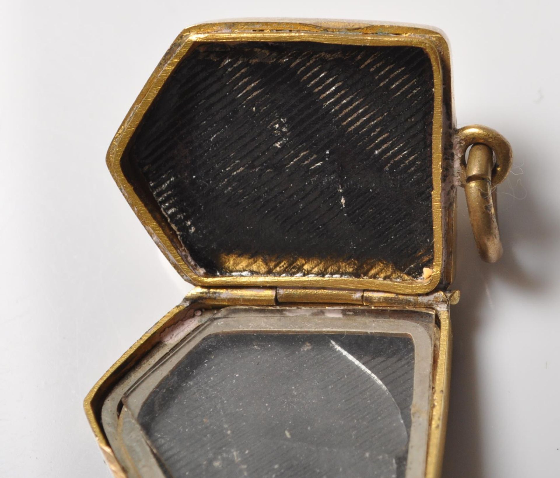 VICTOTRIAN YELLOW METAL BUCKLE LOCKET - Image 6 of 7