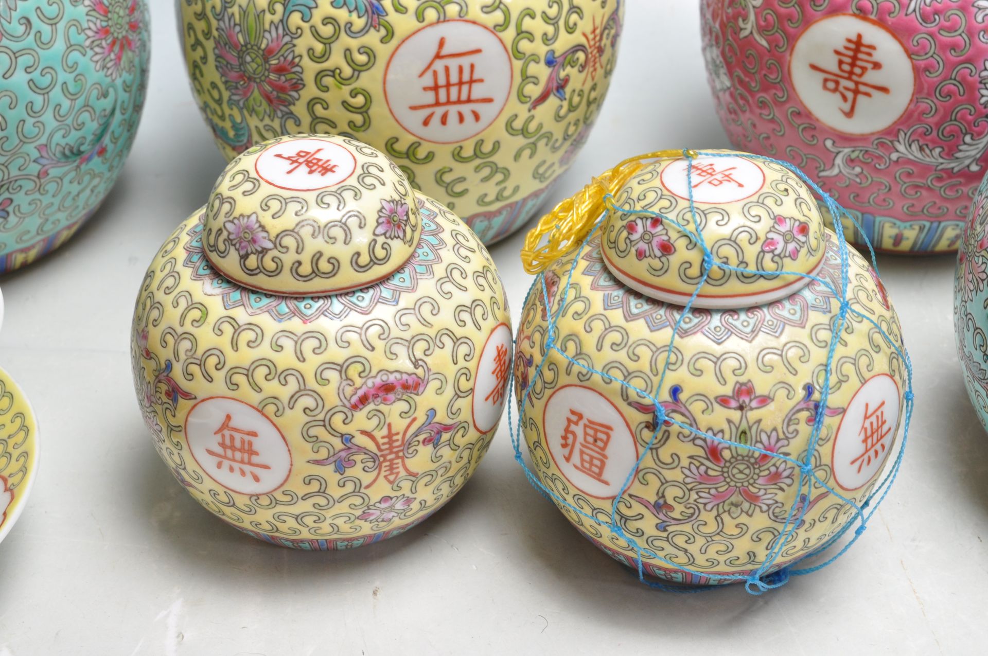 LARGE COLLECTION OF CHINESE ORIENTAL GINGER JARS - FAMILLE ROSE, FAMILLE VERTE, FAMILLE JAUNE - Bild 4 aus 9