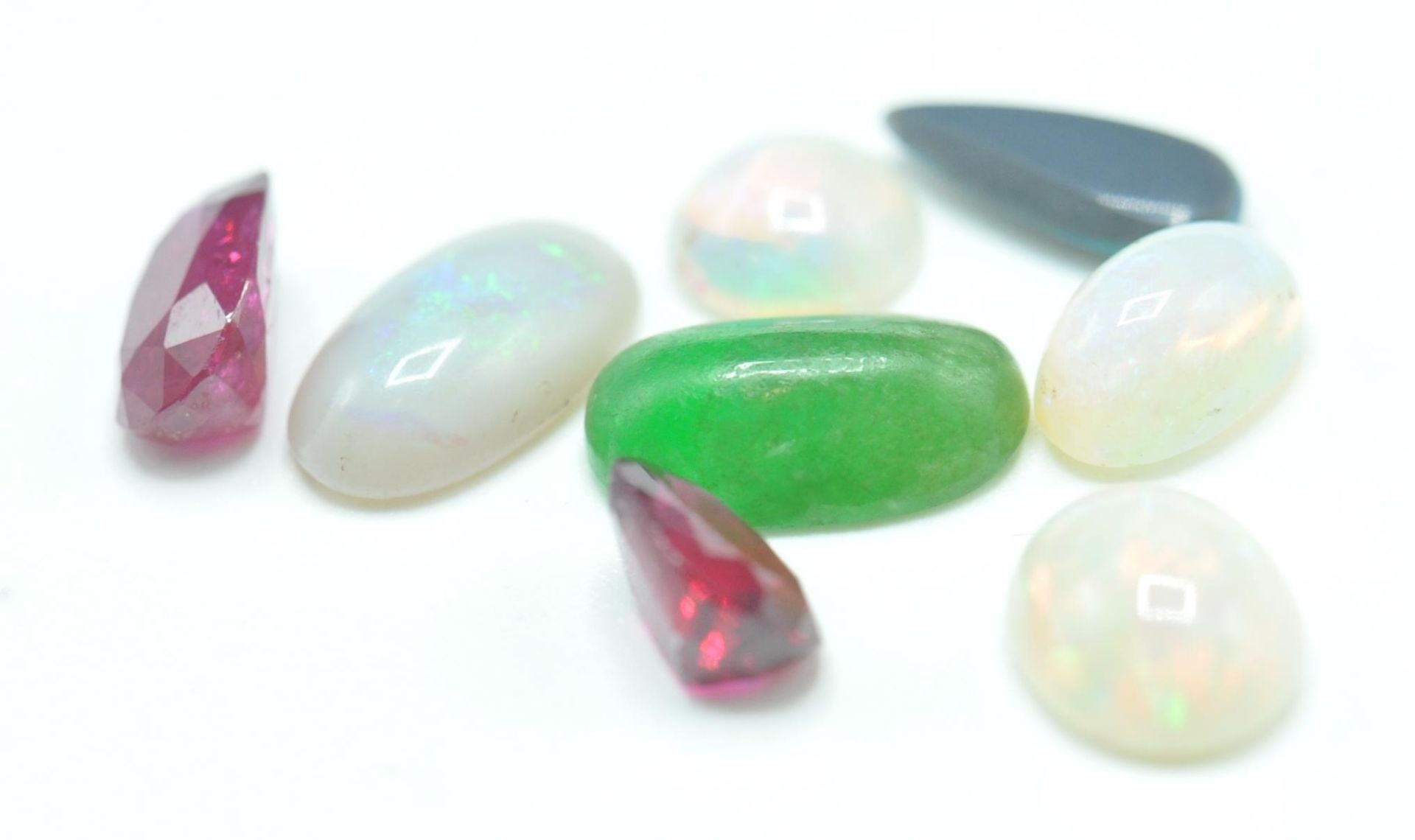 GROUP OF LOOSE GEMSTONES TO INCLUDE OPALS RUBIES - Bild 3 aus 5