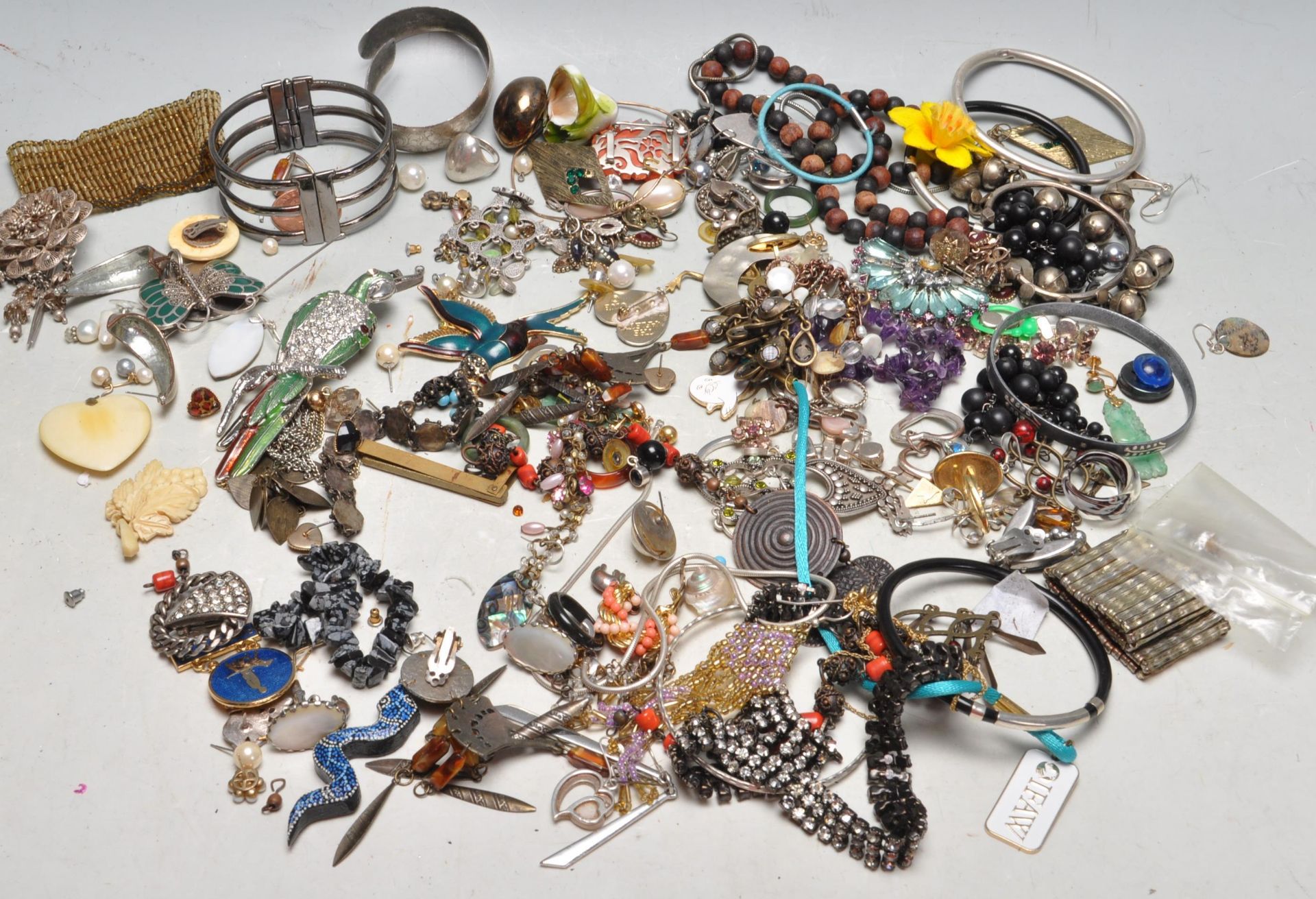 COLLECTION OF LATE 20TH CENTURY VINTAGE COSTUME JEWELLERY