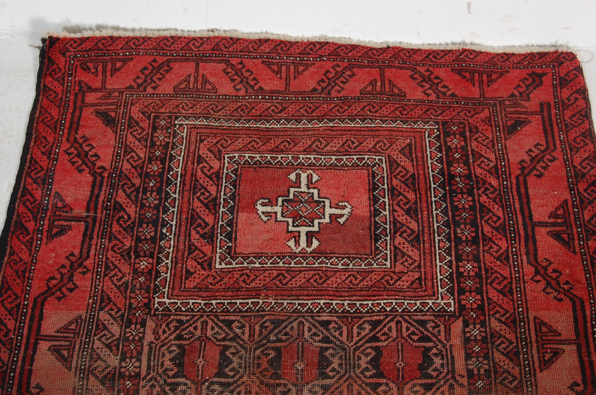 AN EARLY 20TH CENTURY PERISAN ISLAMIC RUG - Bild 4 aus 5