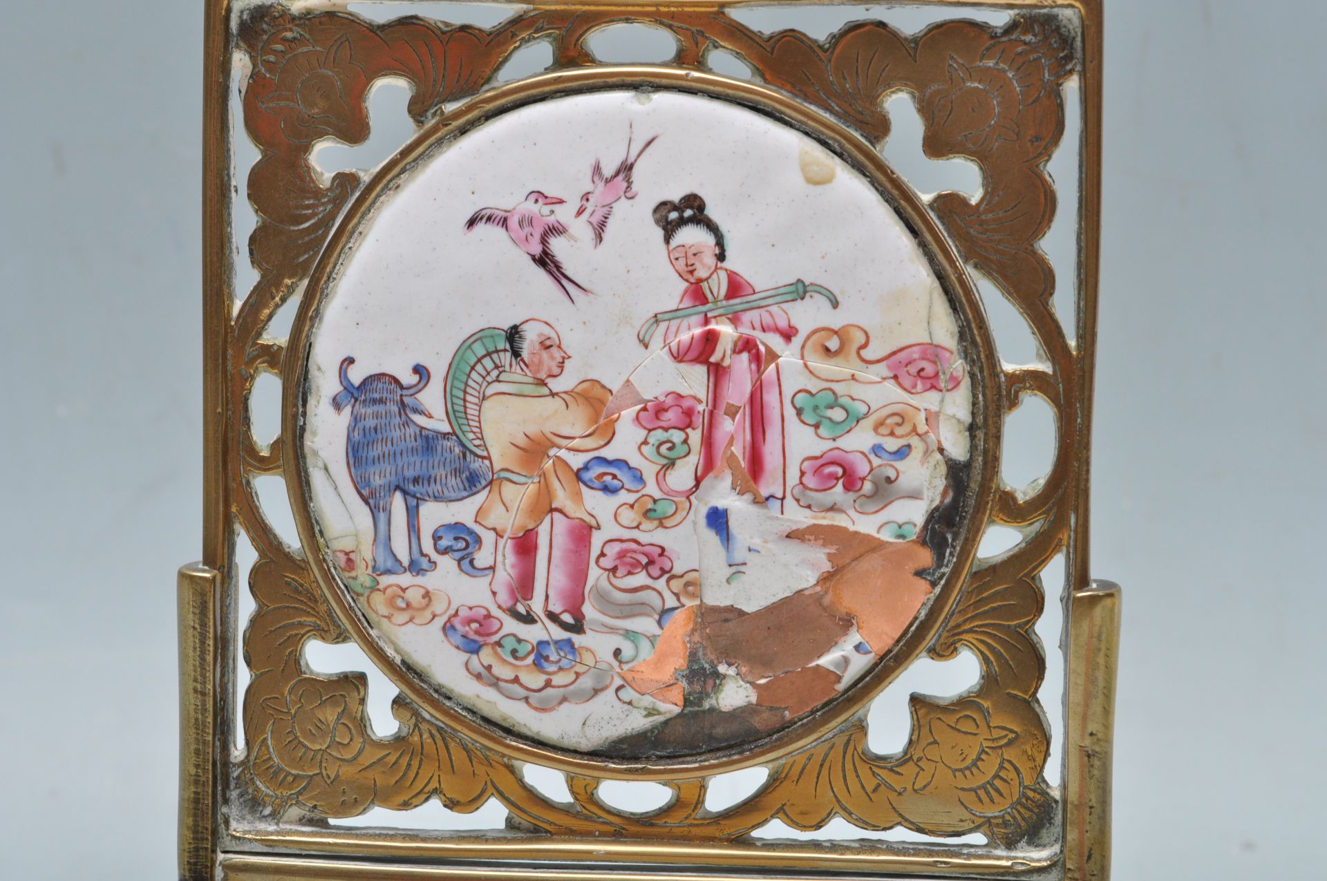 19TH CENTURY CHINESE BRASS AND ENAMEL TABLE SCREEN - Bild 2 aus 7