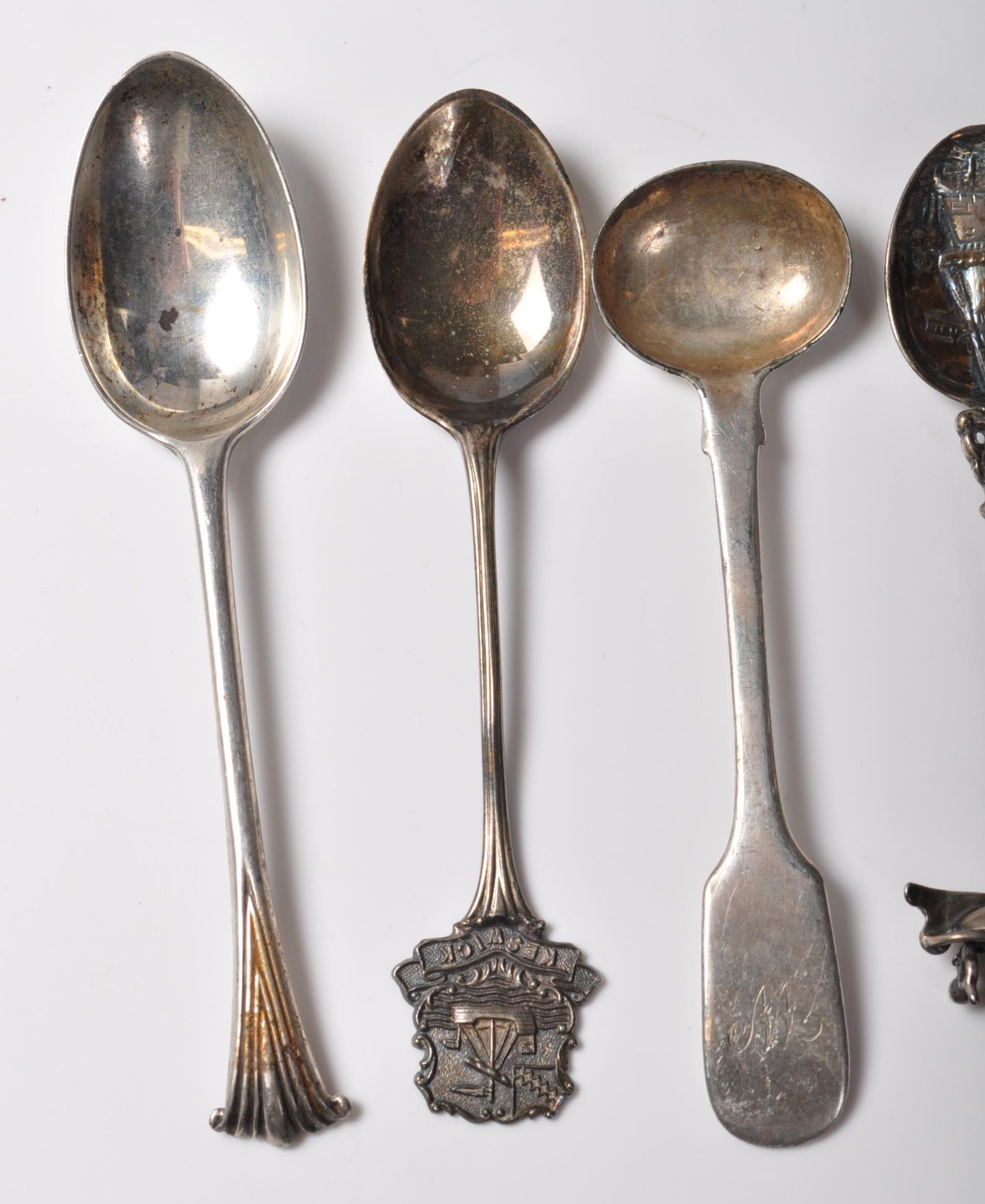 FIVE ANTIQUE & 20TH CENTURY SILVER SPOONS - Bild 2 aus 7