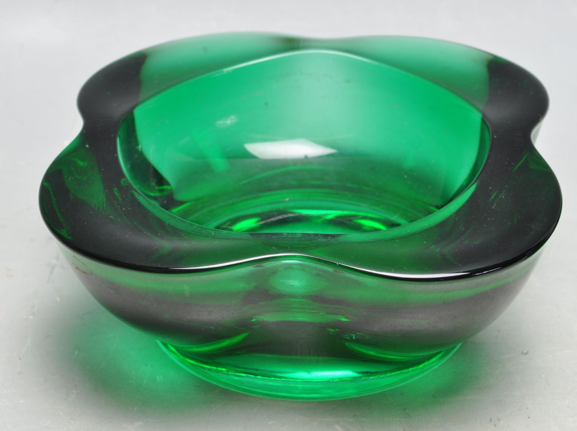 PAIR OF VINTAGE RETRO 1960S STUDIO ART GLASS BOWLS IN THE MANNER OF WHITEFRIARS. - Bild 3 aus 6