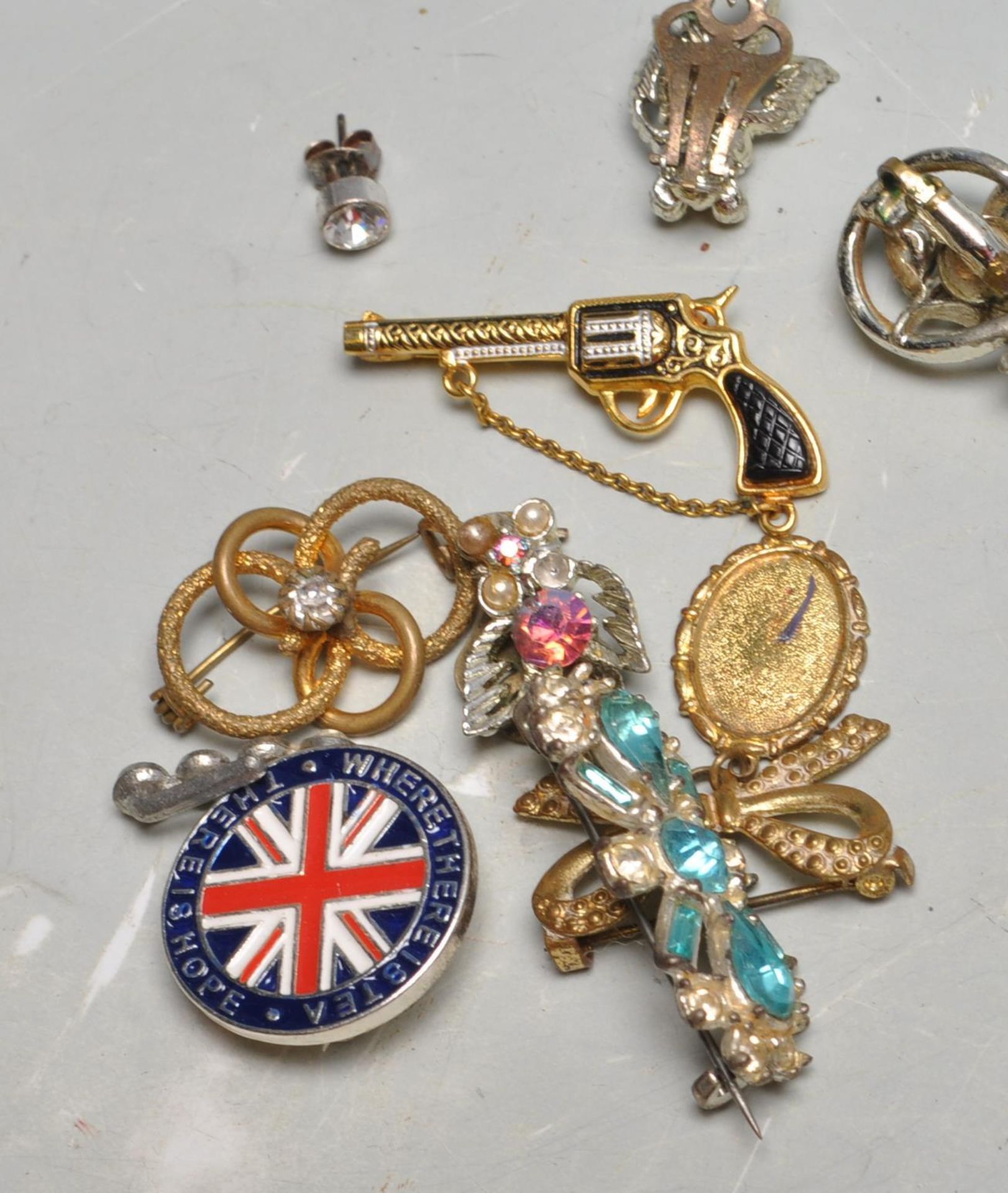 COLLECTION OF VINTAGE 20TH CENTURY COSTUME JEWELLERY - Image 6 of 6