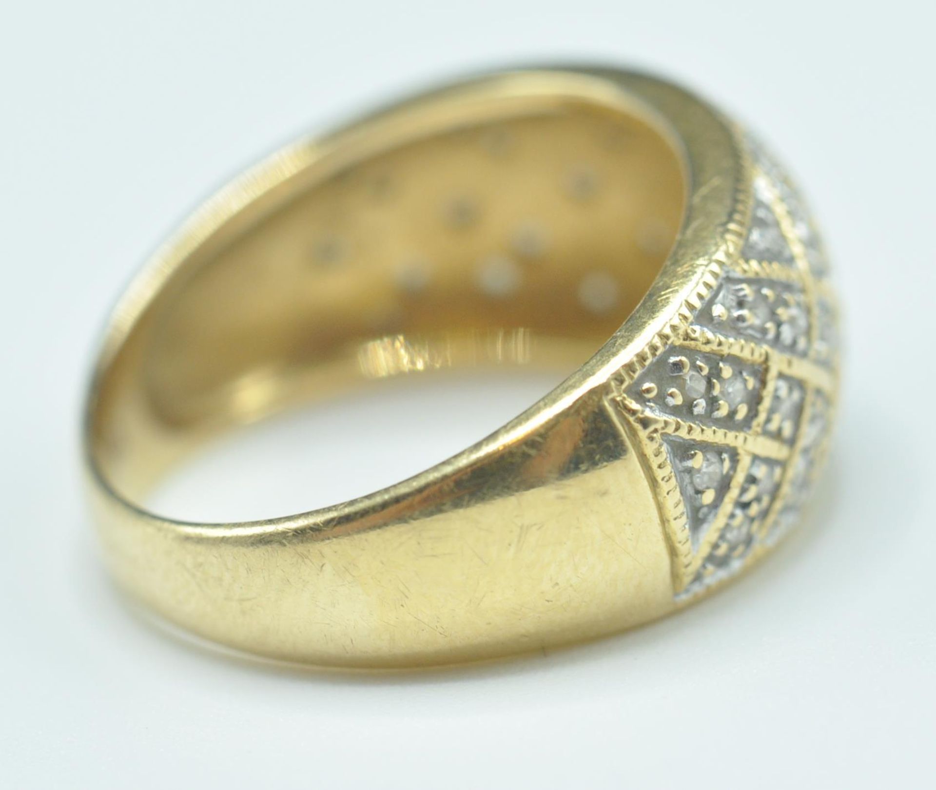 18CT GOLD AND DIAMOND DOME RING - Bild 7 aus 8