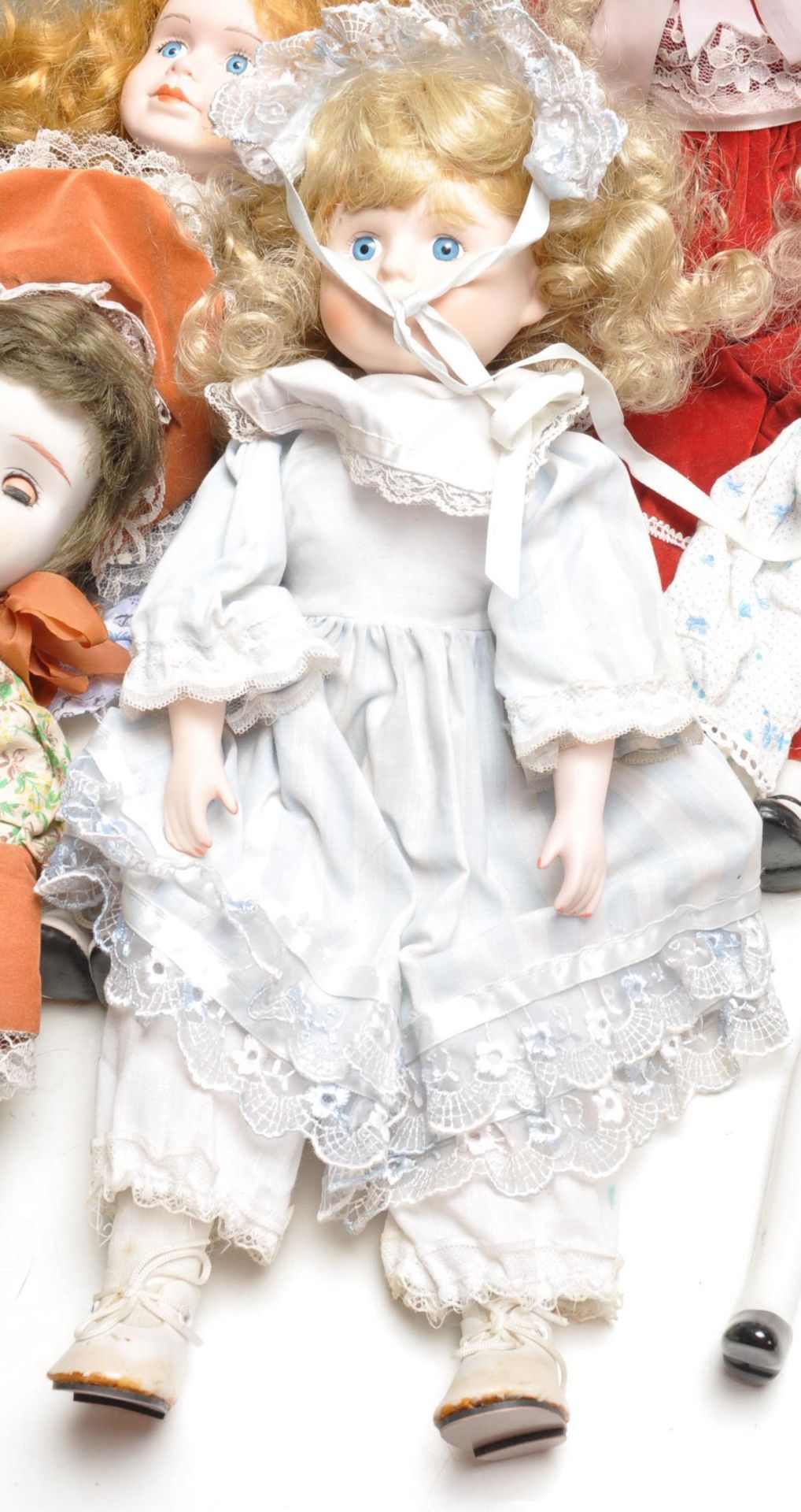 LARGE QUANTITY OF VINTAGE PORCELAIN DOLLS - Bild 9 aus 14