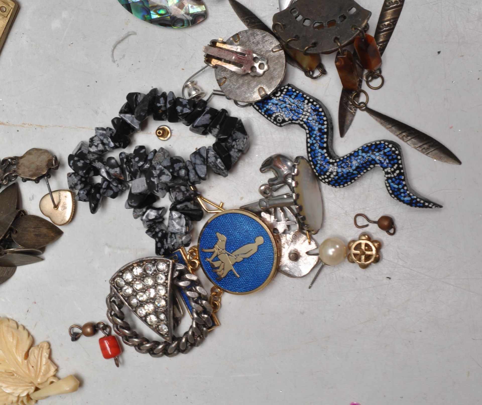 COLLECTION OF LATE 20TH CENTURY VINTAGE COSTUME JEWELLERY - Bild 8 aus 9