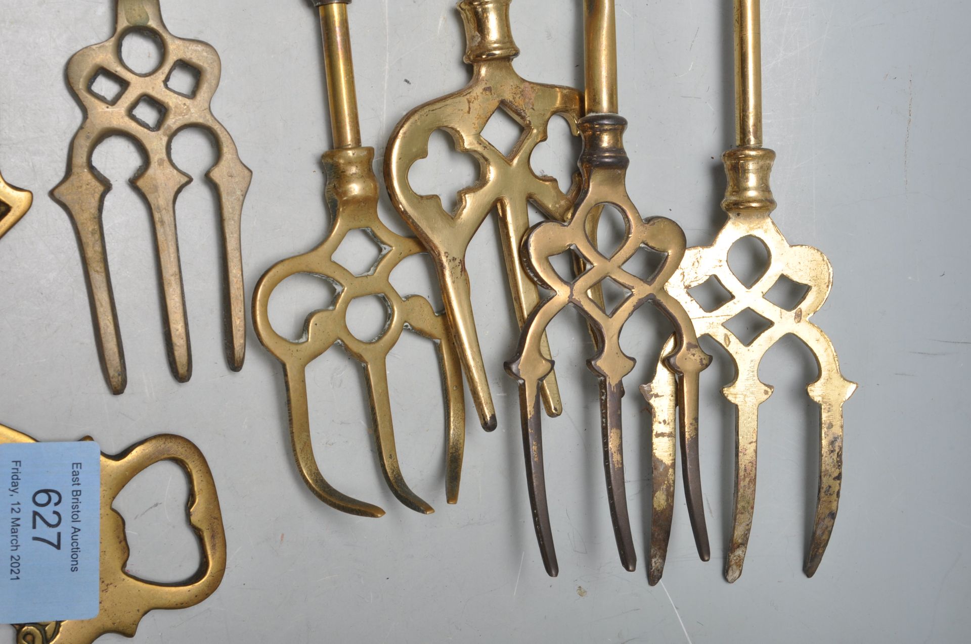 COLLECTION OF EARLY 20TH CENTURY HORSES BRASSES AND FIRE FORKS - Bild 6 aus 7