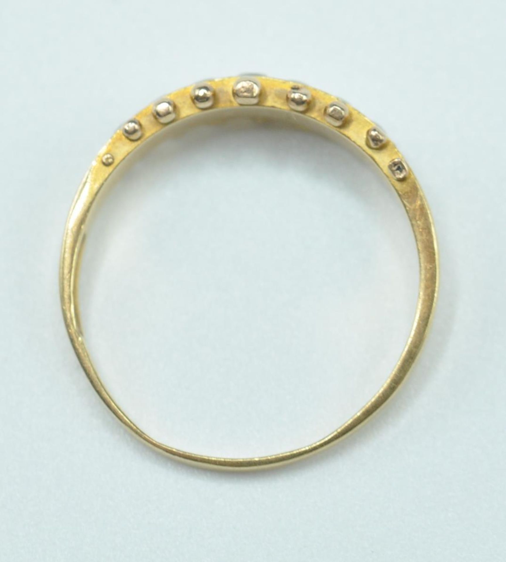 18CT GOLD AND HALF PEARL CHANNEL SET RING - Image 7 of 7