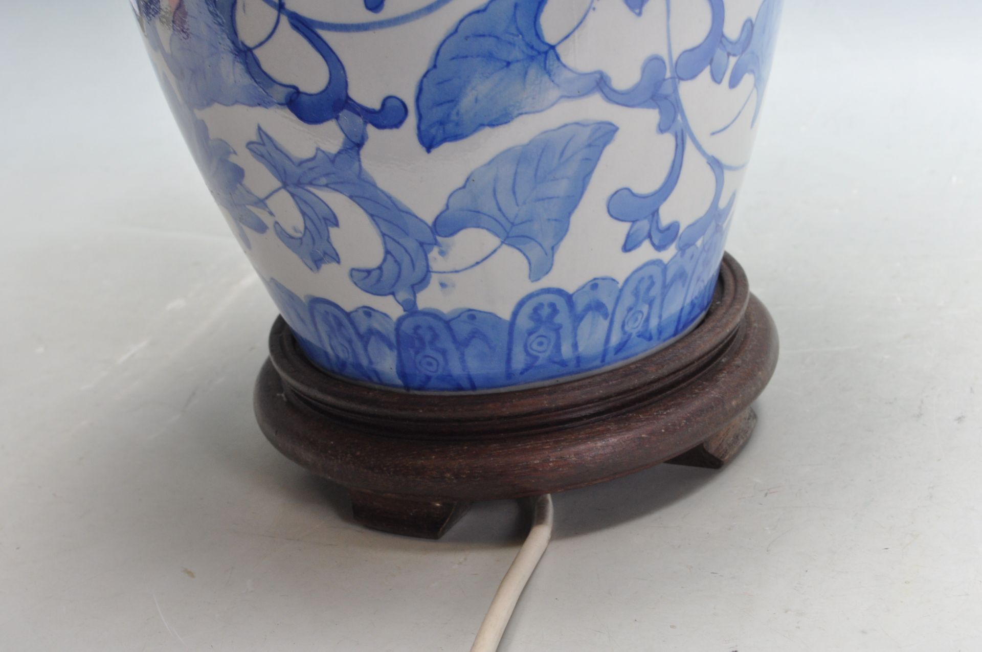 20TH CENTURY CHINE ORIENTAL BLUE AND WHITE TABLE LAMP - Bild 5 aus 6