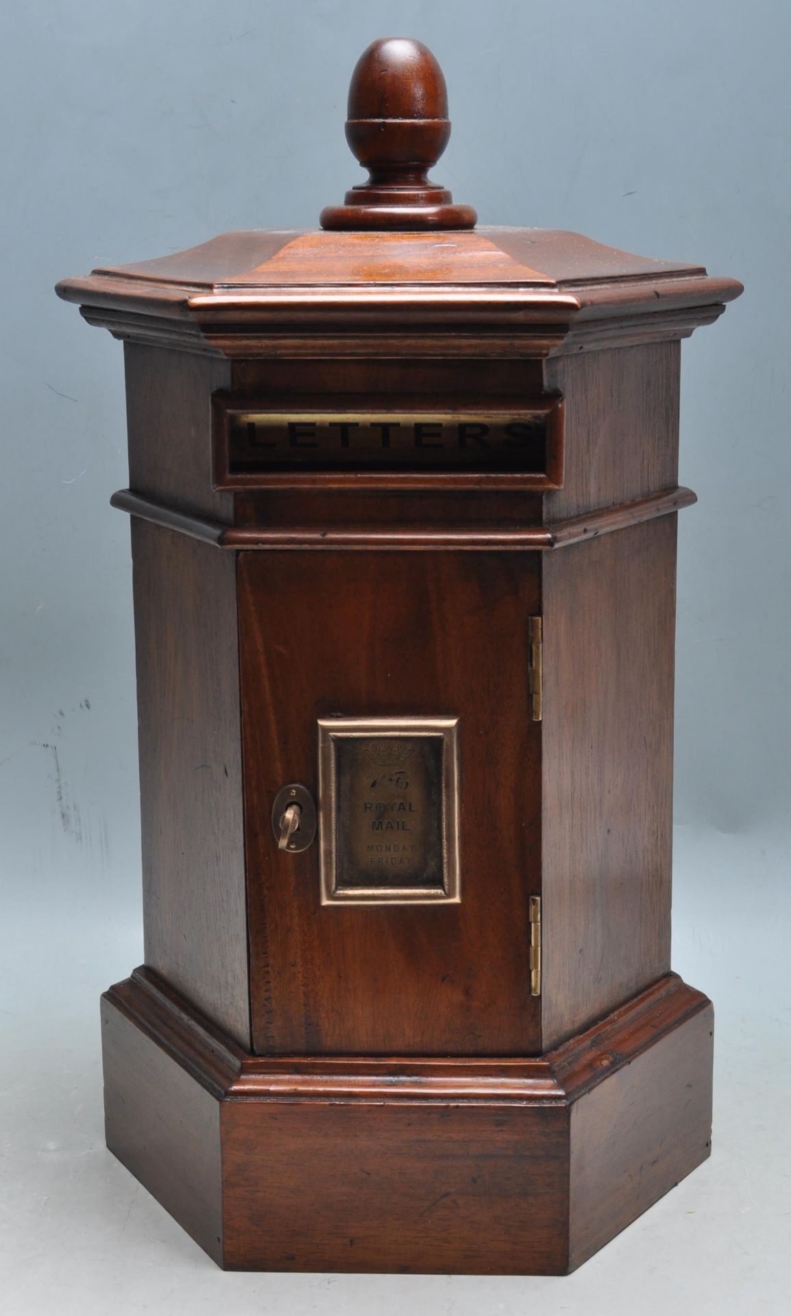 ANTIQUE VICTORIAN REVIVAL MAHOGANY POST BOX - Bild 2 aus 12