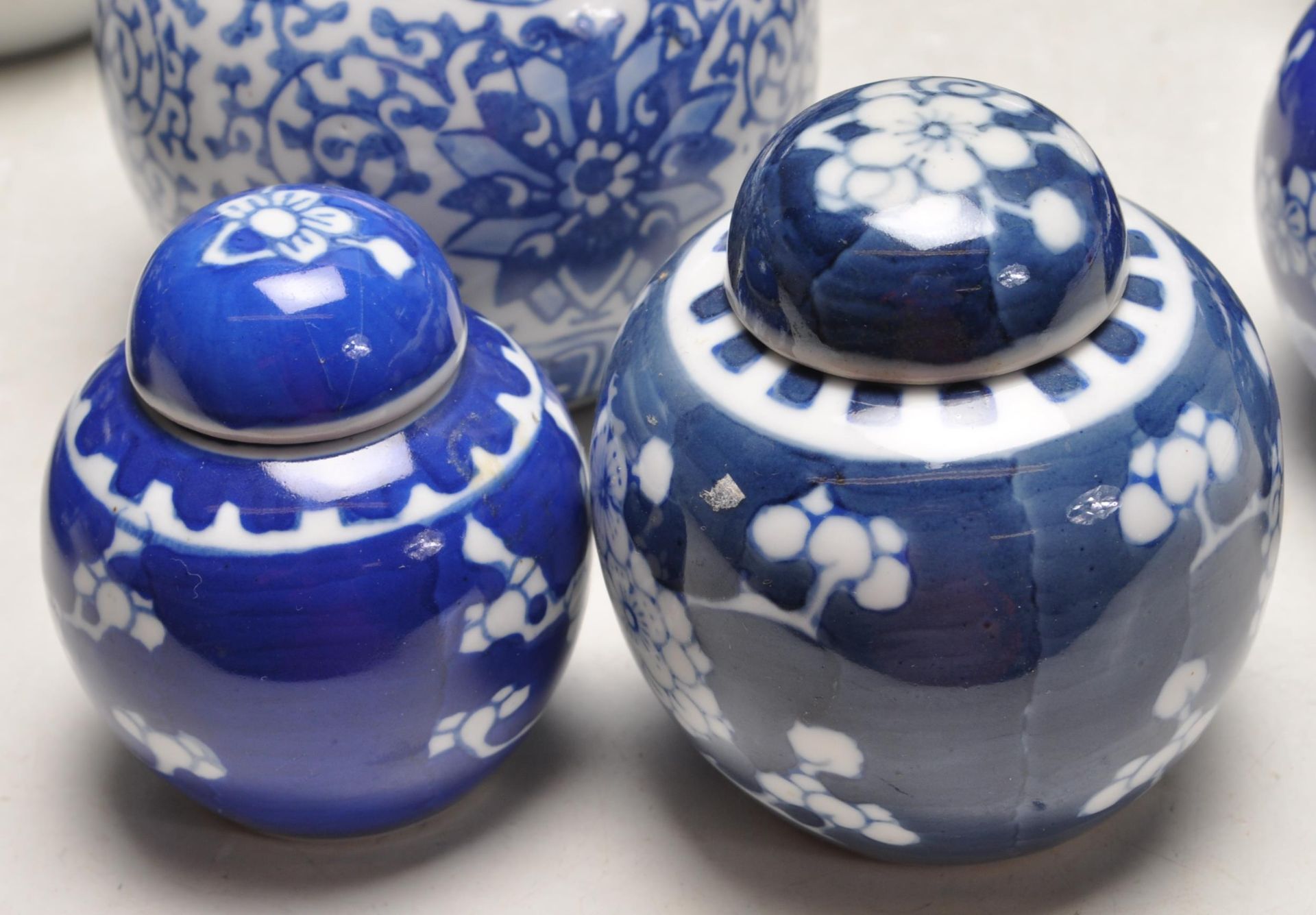 LARGE COLLECTION OF CHINESE ORIENTAL BLUE AND WHITE GINGER JARS - Bild 2 aus 13