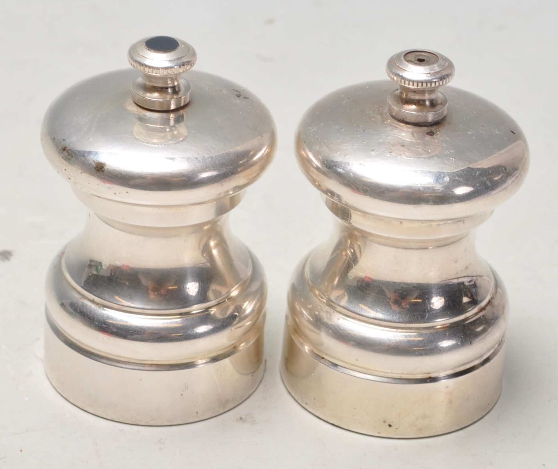 PAIR OF RETRO VINTAGE LATE 20TH CENTURY SALT AND PEPPER MILLS BY PETER PIPER