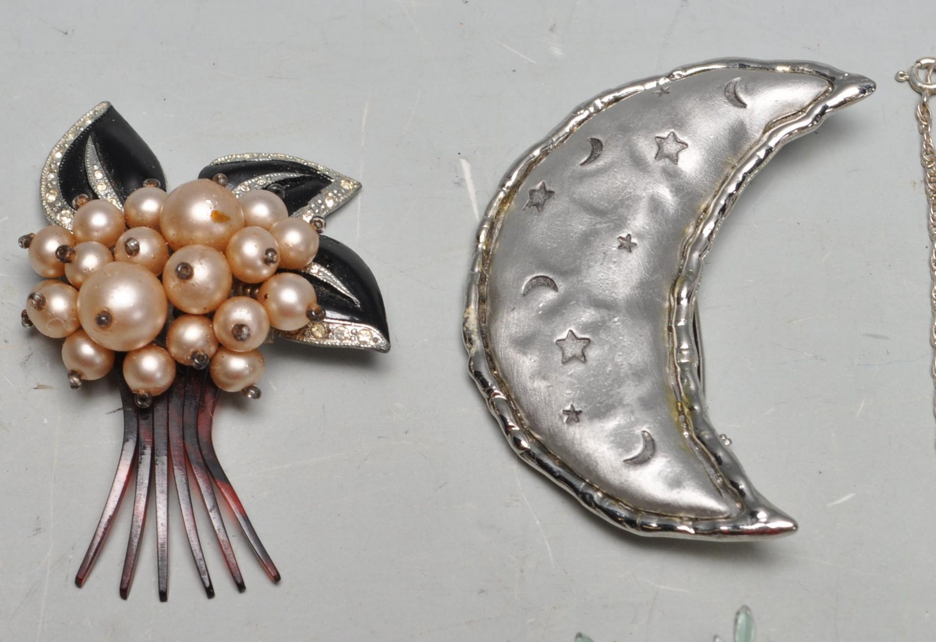 COLLECTION OF VINTAGE BROOCHES AND PINS - Bild 4 aus 9