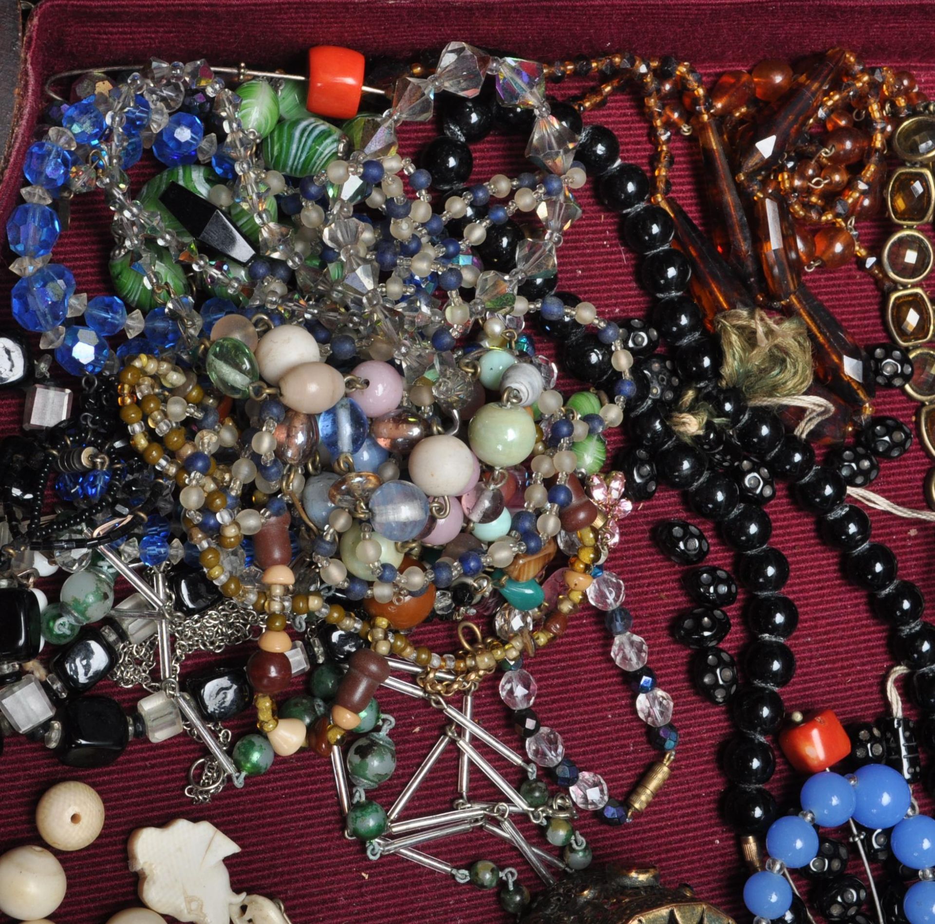 COLLECTION OF 20TH CENTURY GLASS BEAD NECKLACES AND OTHERS - Bild 6 aus 11