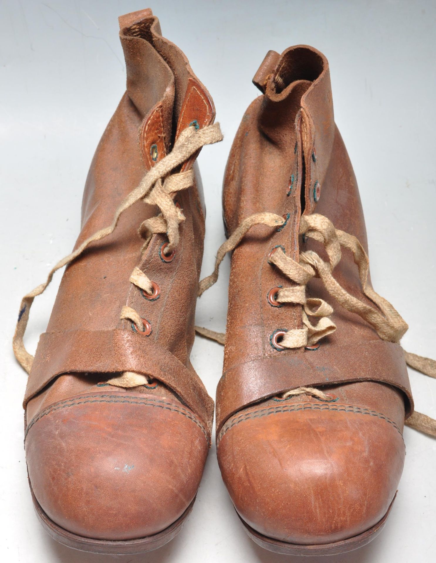 1930’S BROWN LEATHER FOOTBALL / EUGBY BOOTS - Bild 2 aus 6