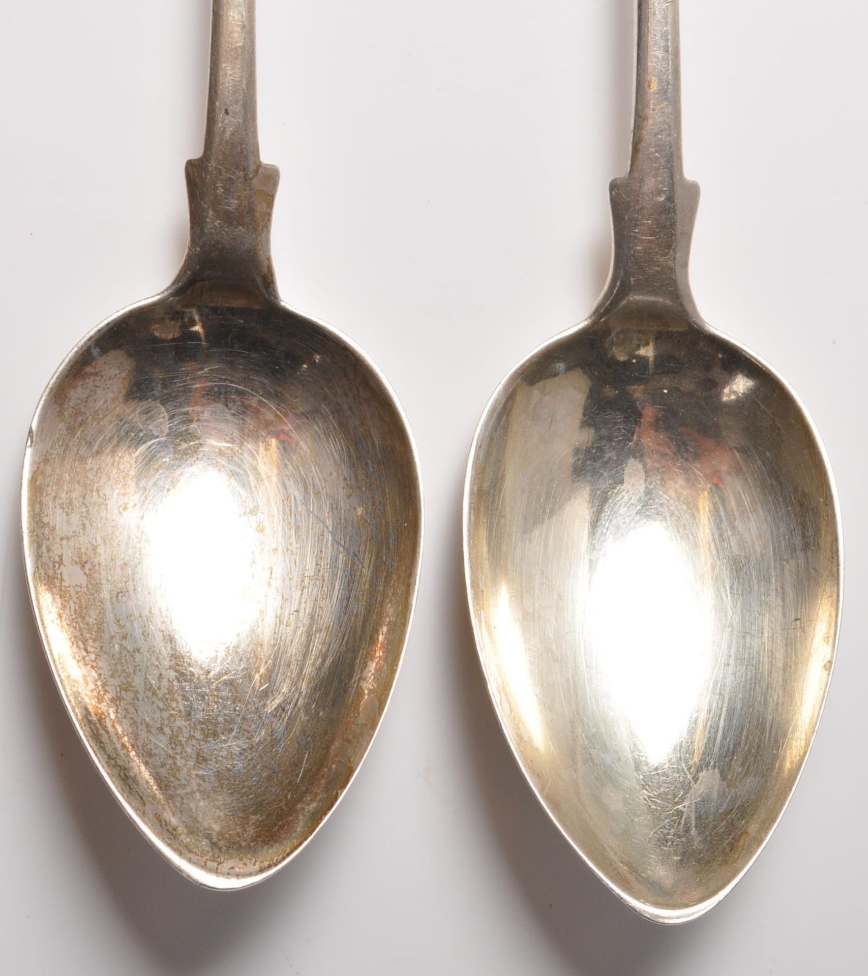 A PAIR OF ANTIQUE SCOTTISH GEORGIAN SPOONS - Bild 3 aus 5