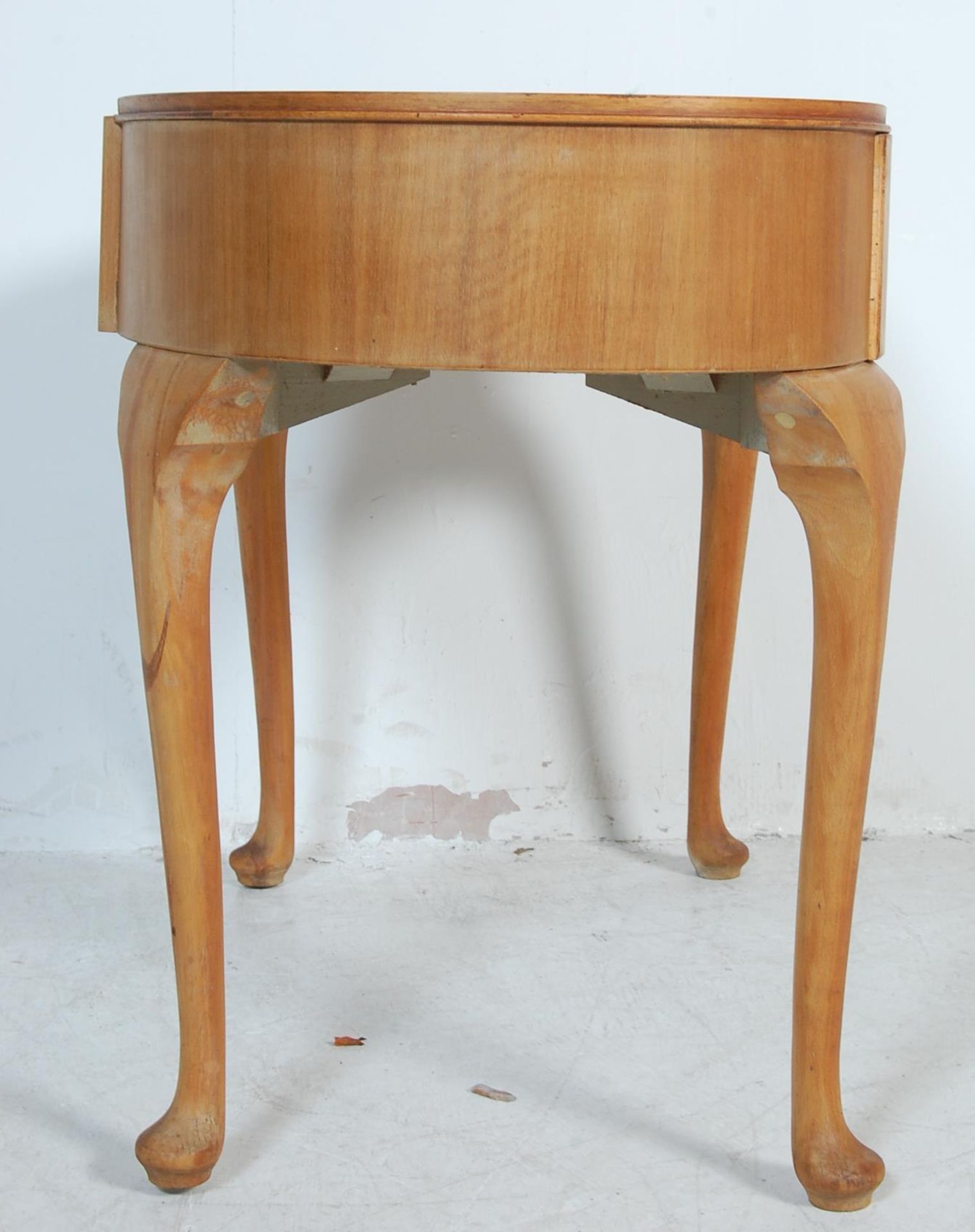 1950's QUEEN ANNE WALNUT KIDNEY SHAPE WRITING TABLE - Bild 4 aus 8