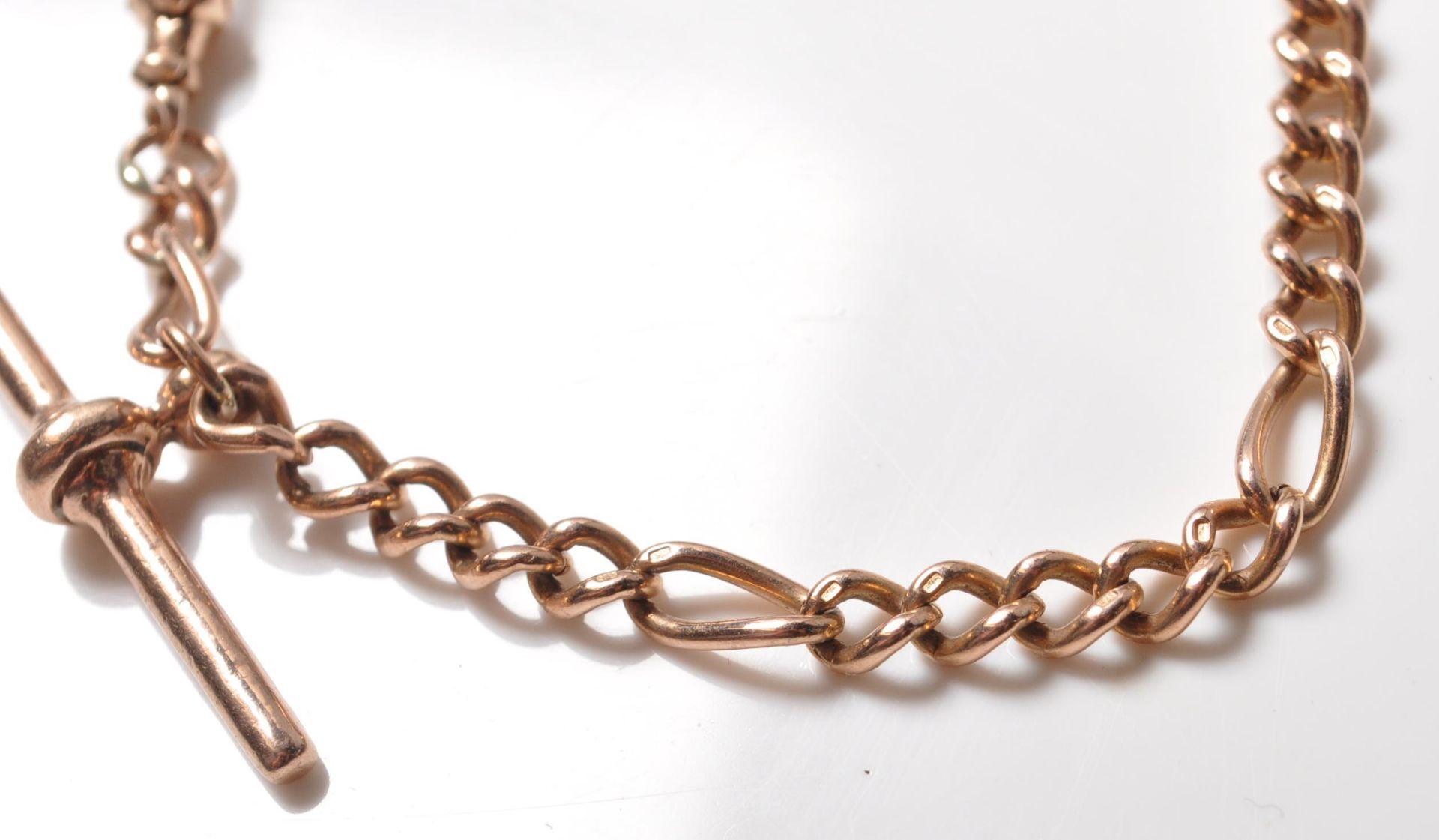 9CT GOLD FIGARO CHAIN BRACELET WITH T BAR - Image 3 of 5