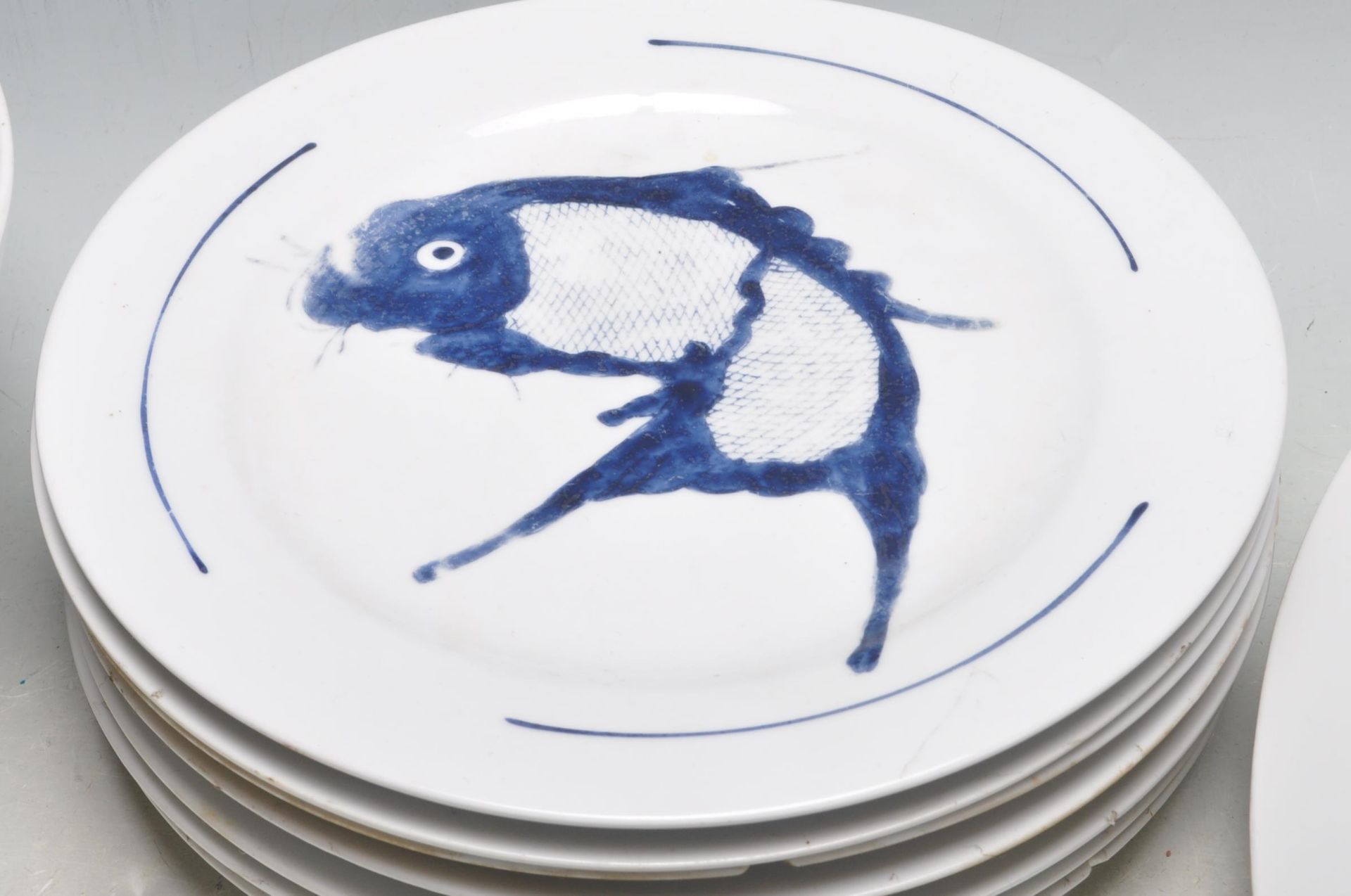 MID 20TH CENTURY RAOPING KOI CARP BLUE AND WHITE DINNER SERVICE - Bild 8 aus 9