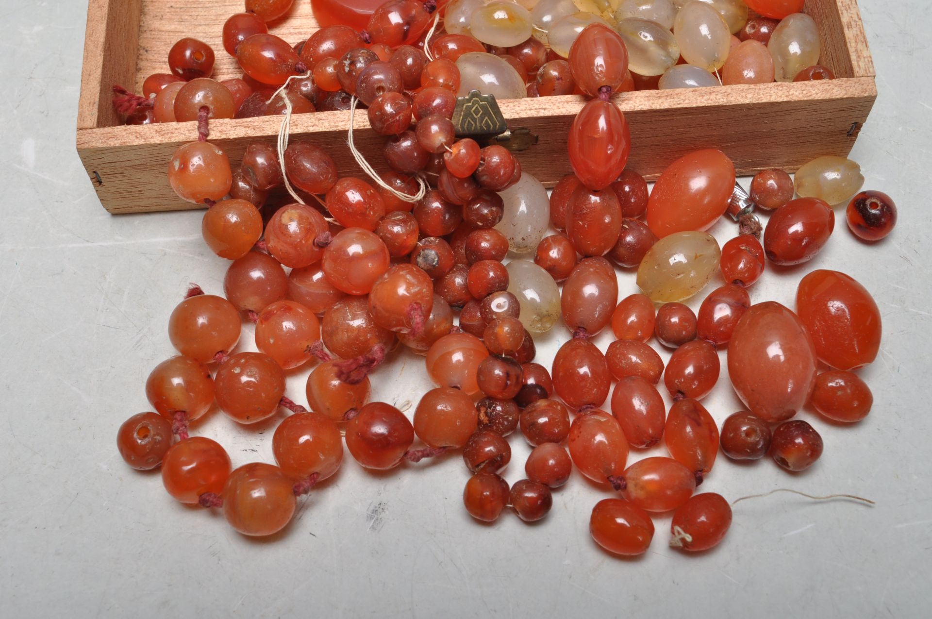 GROUP OF MIXED CARNELIAN BEADS AND SPARES - Bild 3 aus 6