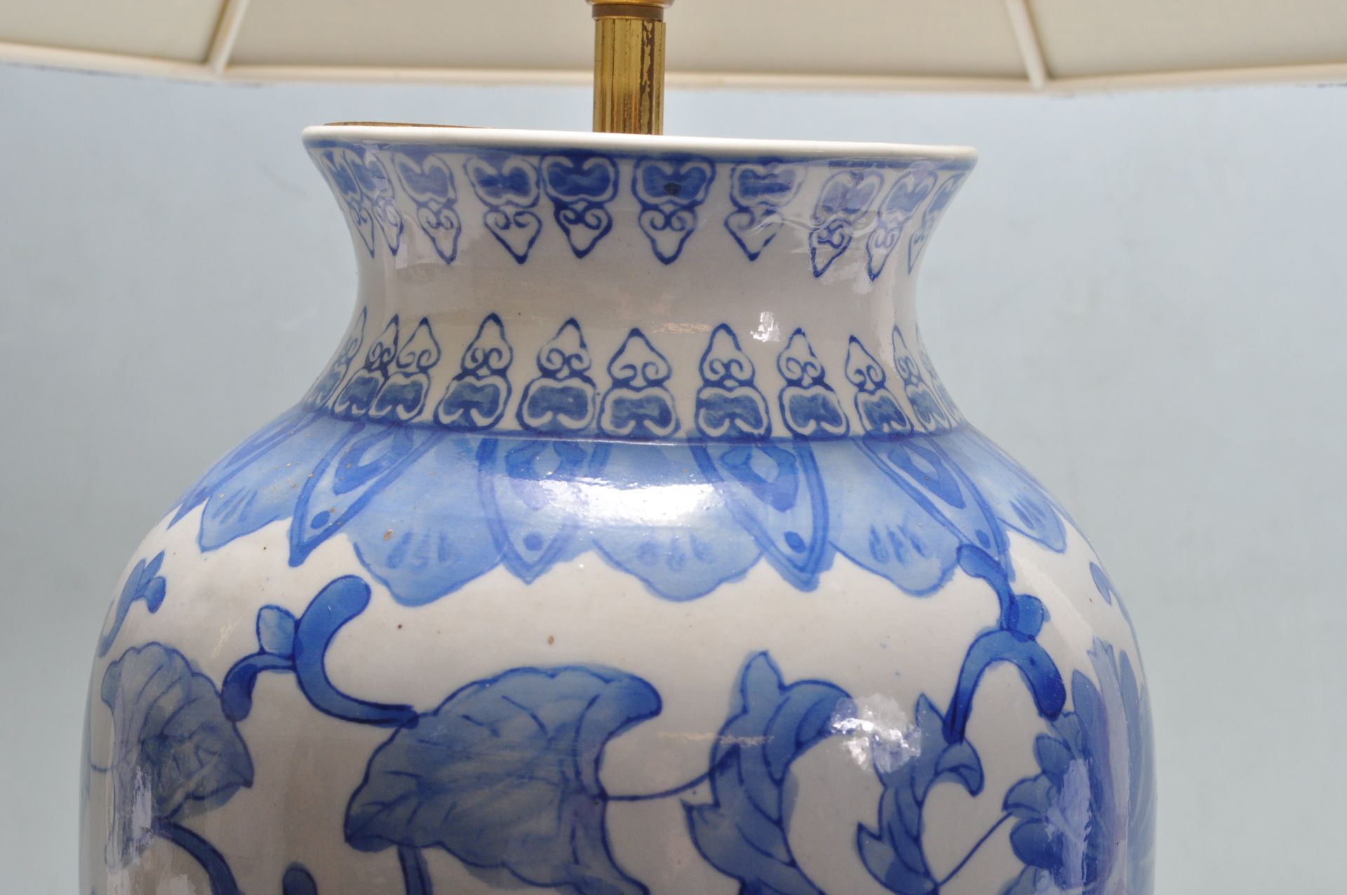 20TH CENTURY CHINE ORIENTAL BLUE AND WHITE TABLE LAMP - Bild 3 aus 6