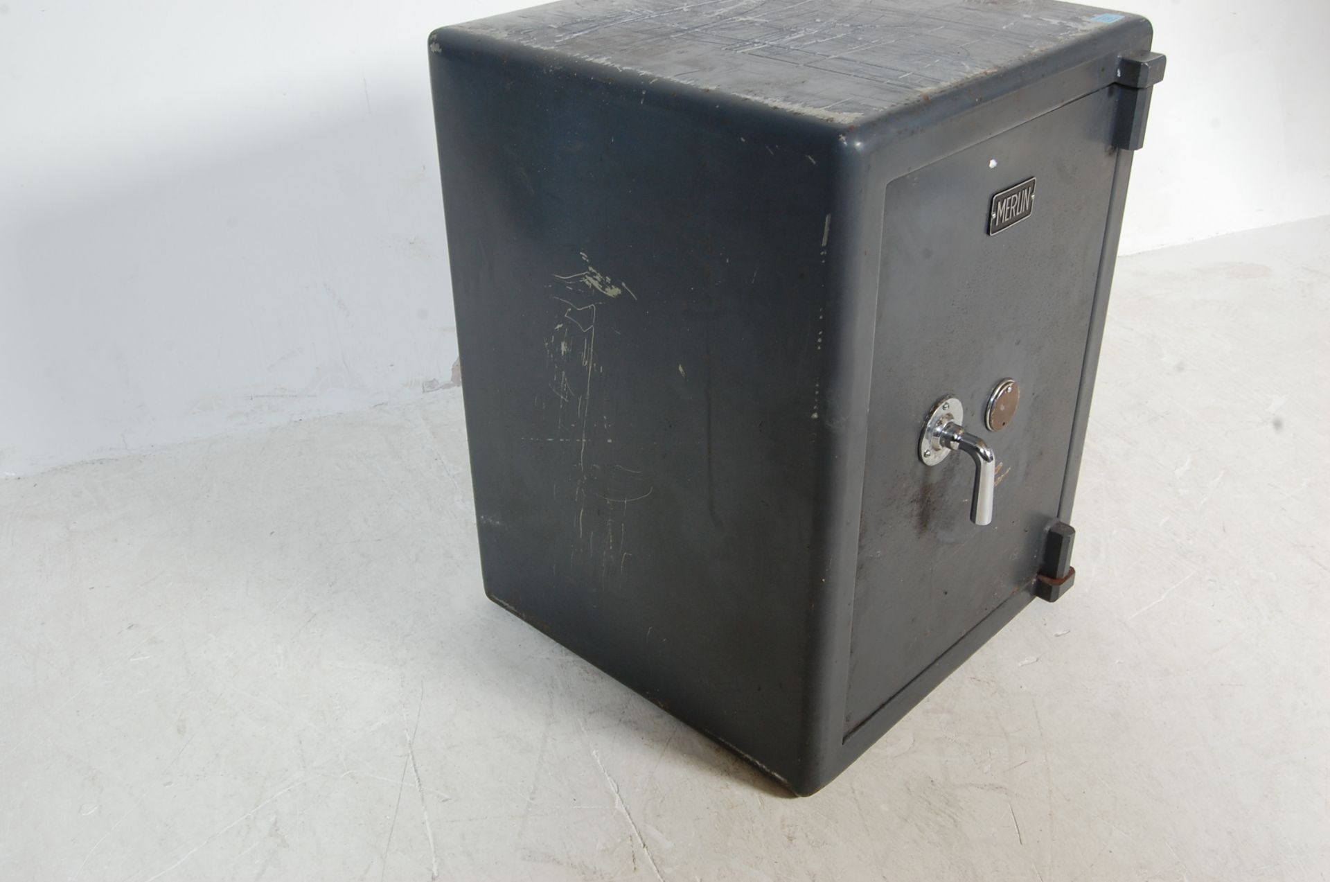 MID CENTURY INDUSTRIAL MERLIN CAST IRON SAFE - Bild 4 aus 10