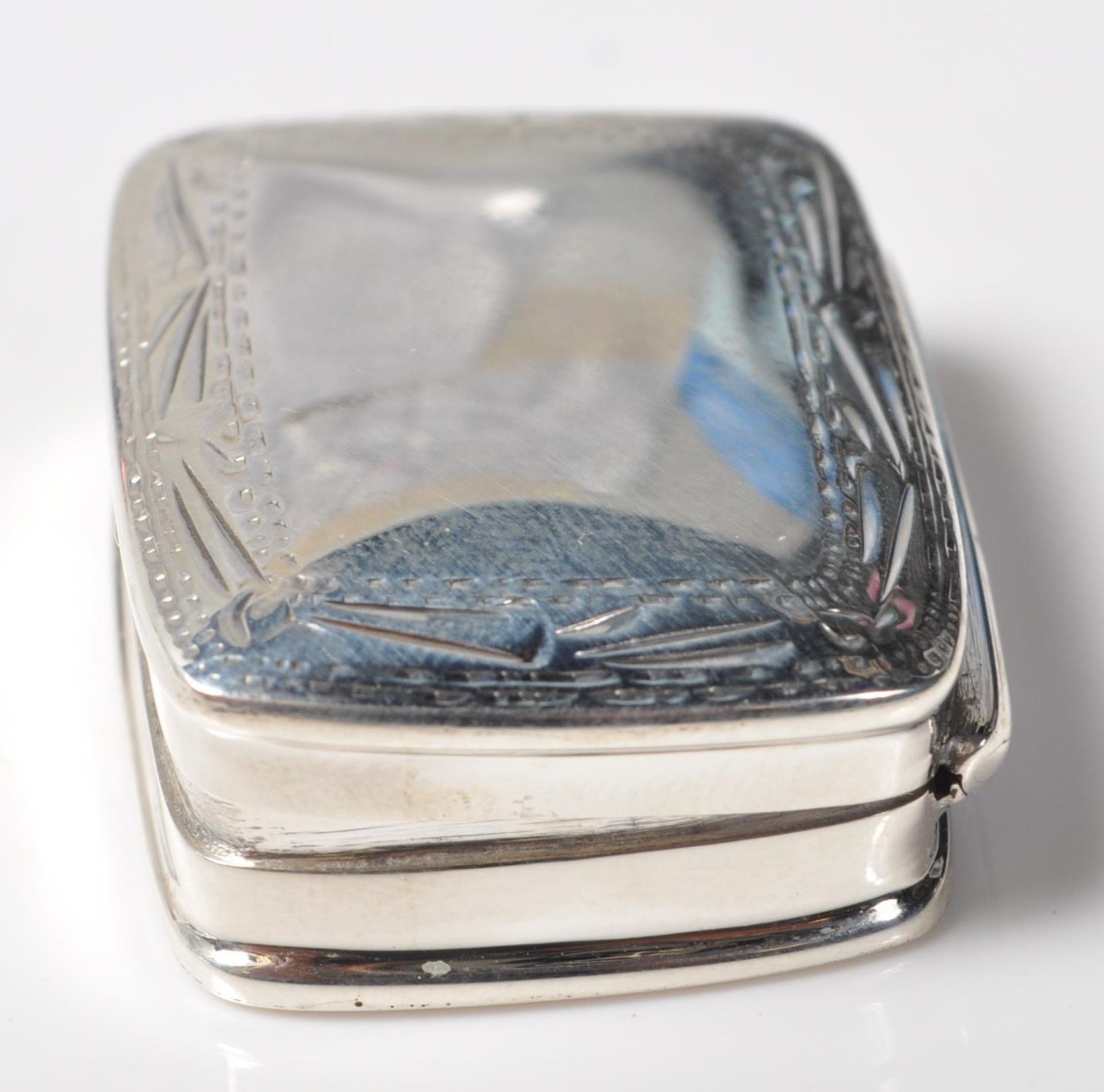 STAMPED .925 SILVER PILL BOX WITH ETCHED FOLIATE DECORATION - Bild 3 aus 6