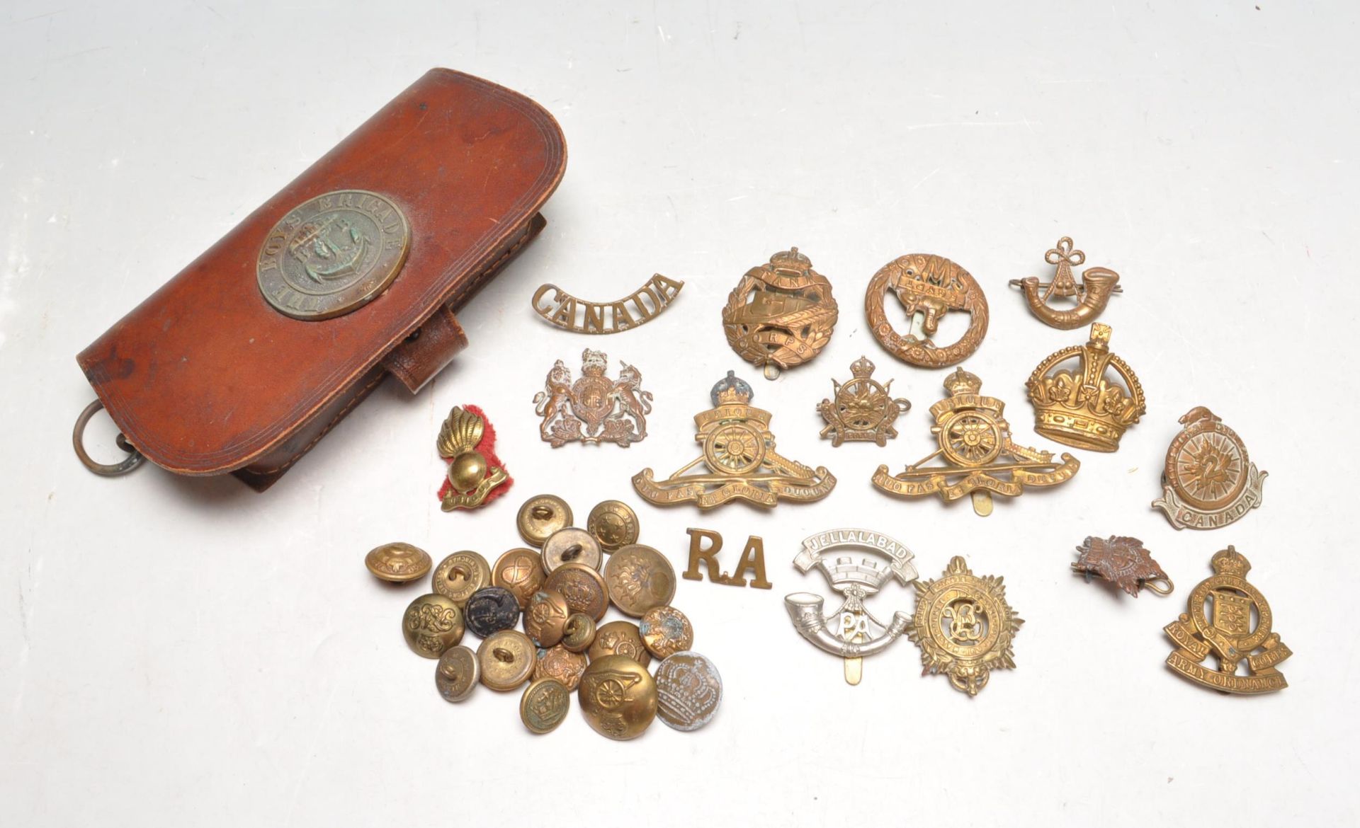 GROUP OF FIRST AND SECOND WORD WAR CAP BADGES