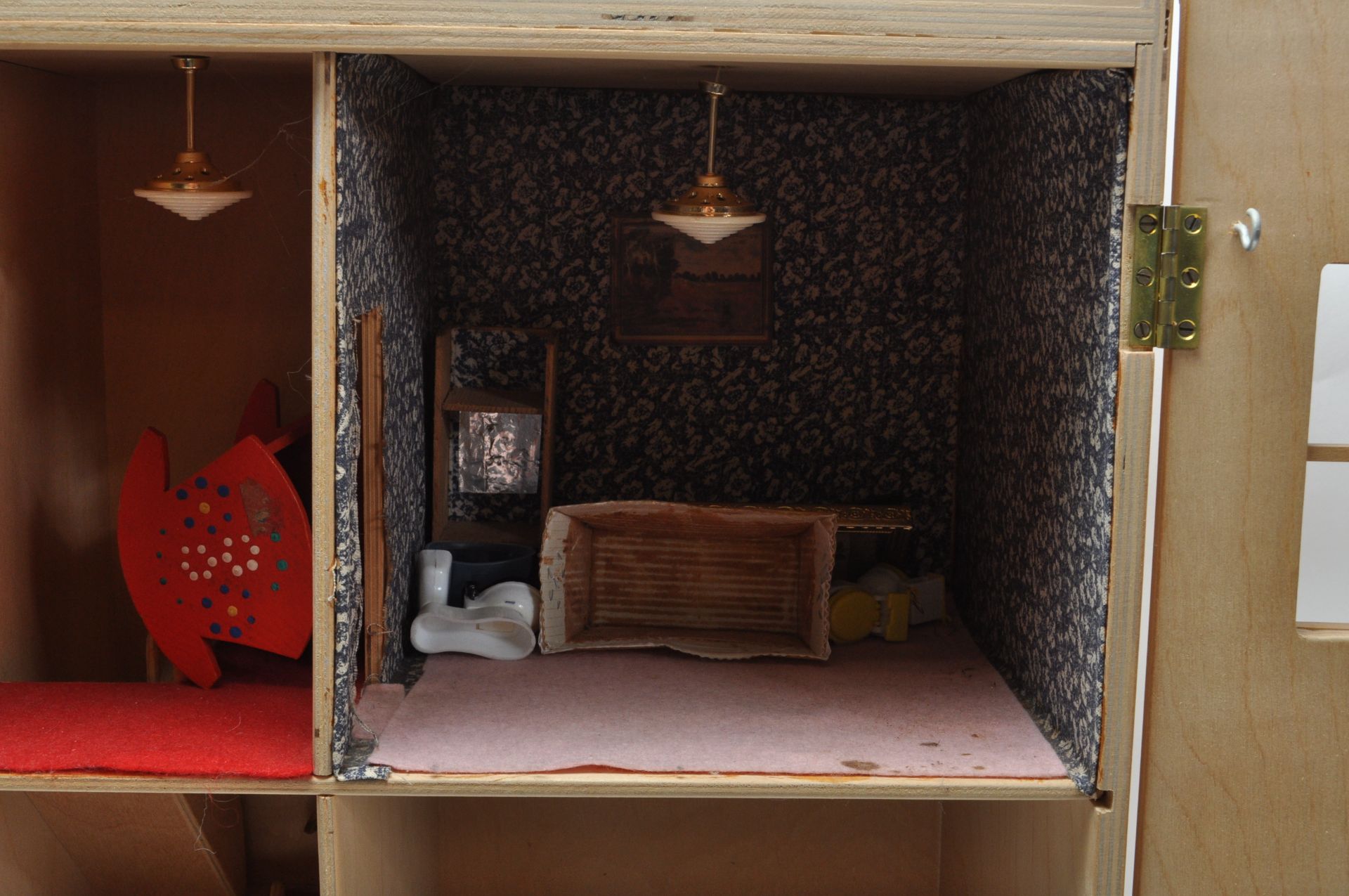 LARGE VINTAGE 20TH CENTURY DOLLS HOUSE AND DALLS. - Image 10 of 15